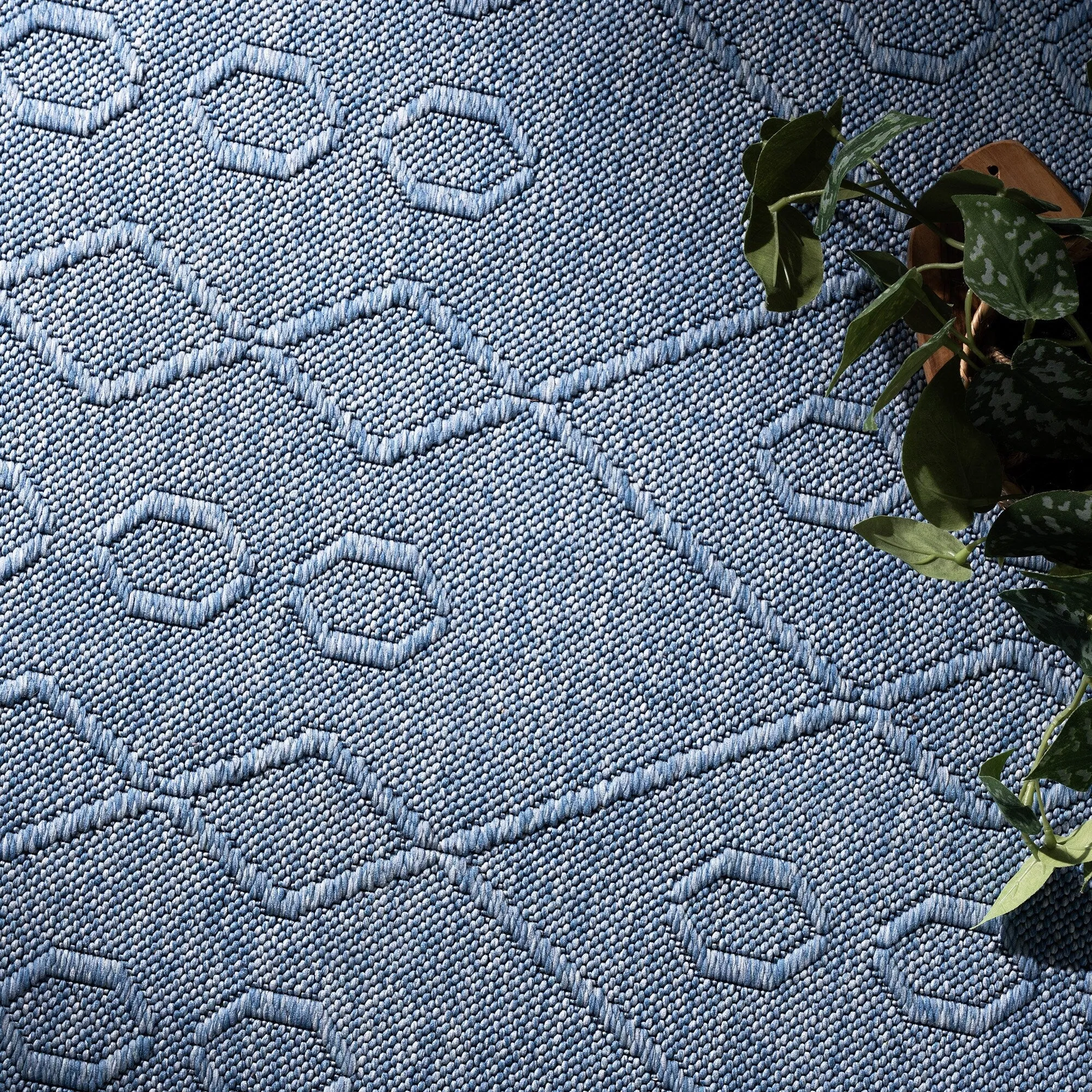 Alameda Solid Color Geometric Machine Washable Indoor Area Rug