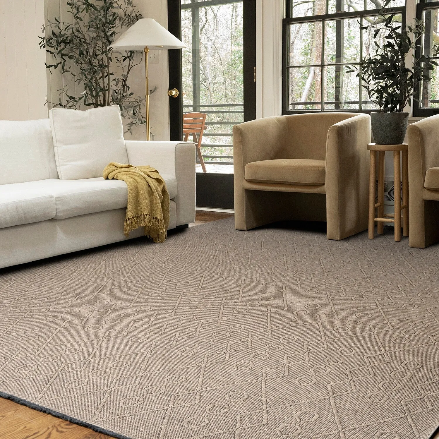 Alameda Solid Color Geometric Machine Washable Indoor Area Rug