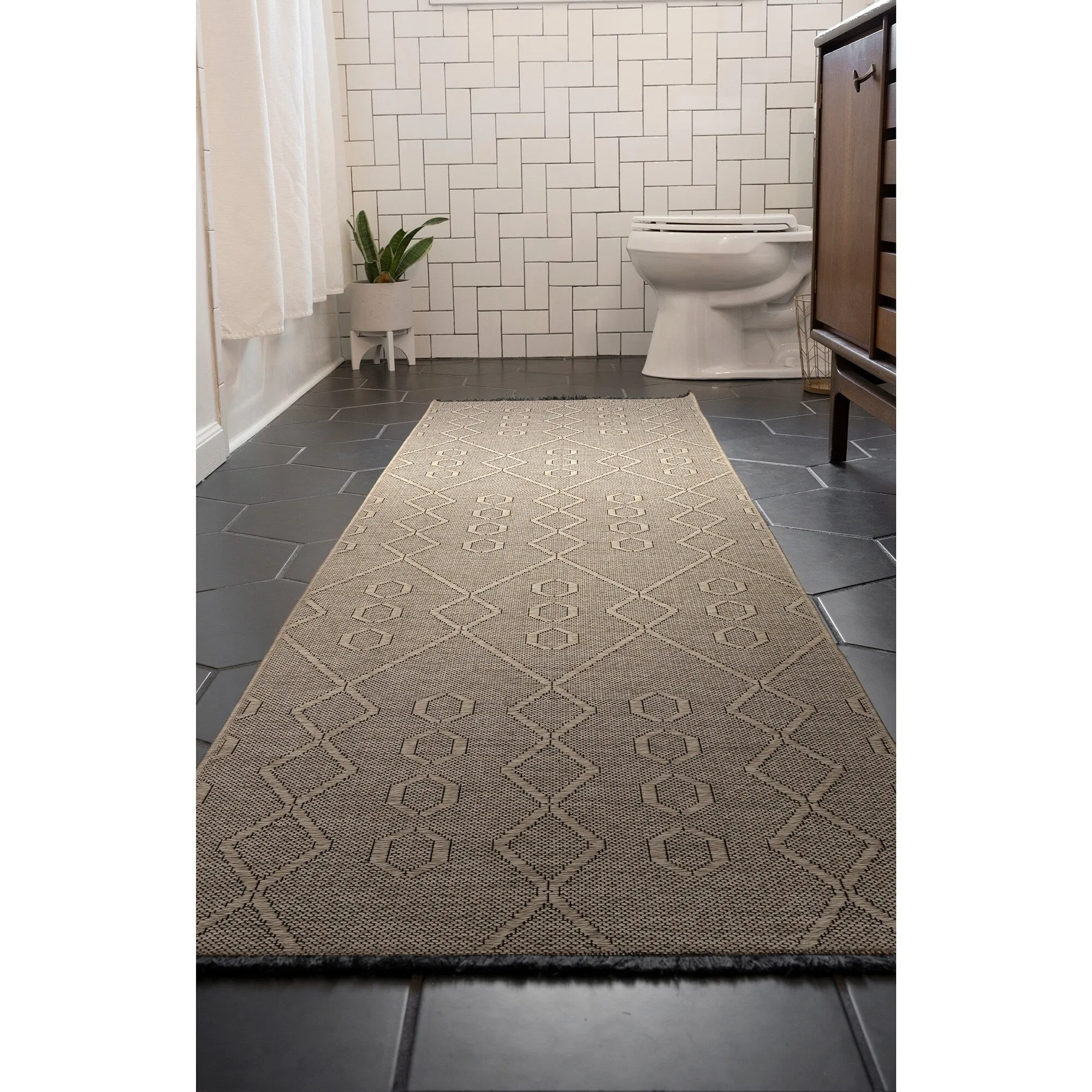 Alameda Solid Color Geometric Machine Washable Indoor Area Rug