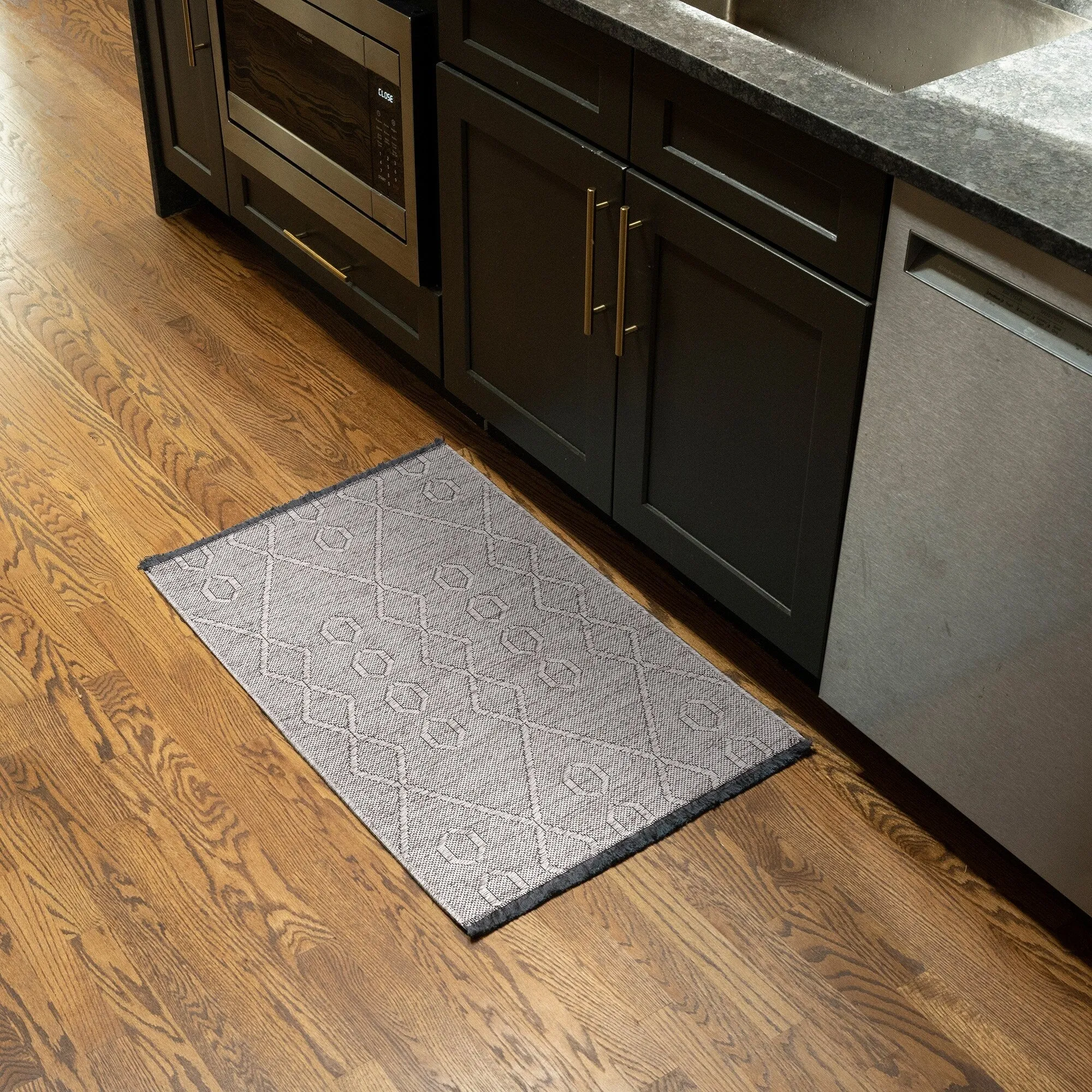 Alameda Solid Color Geometric Machine Washable Indoor Area Rug
