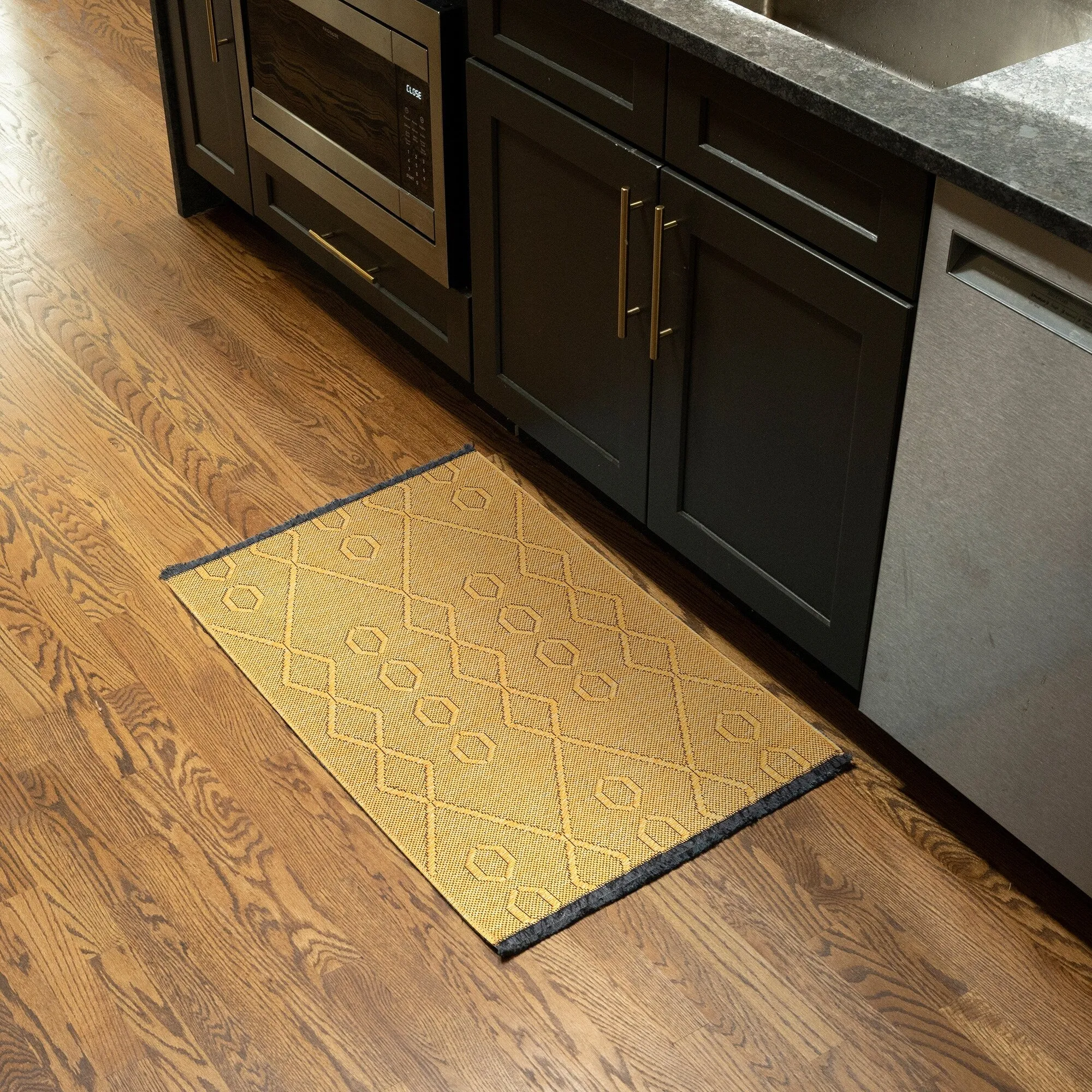 Alameda Solid Color Geometric Machine Washable Indoor Area Rug