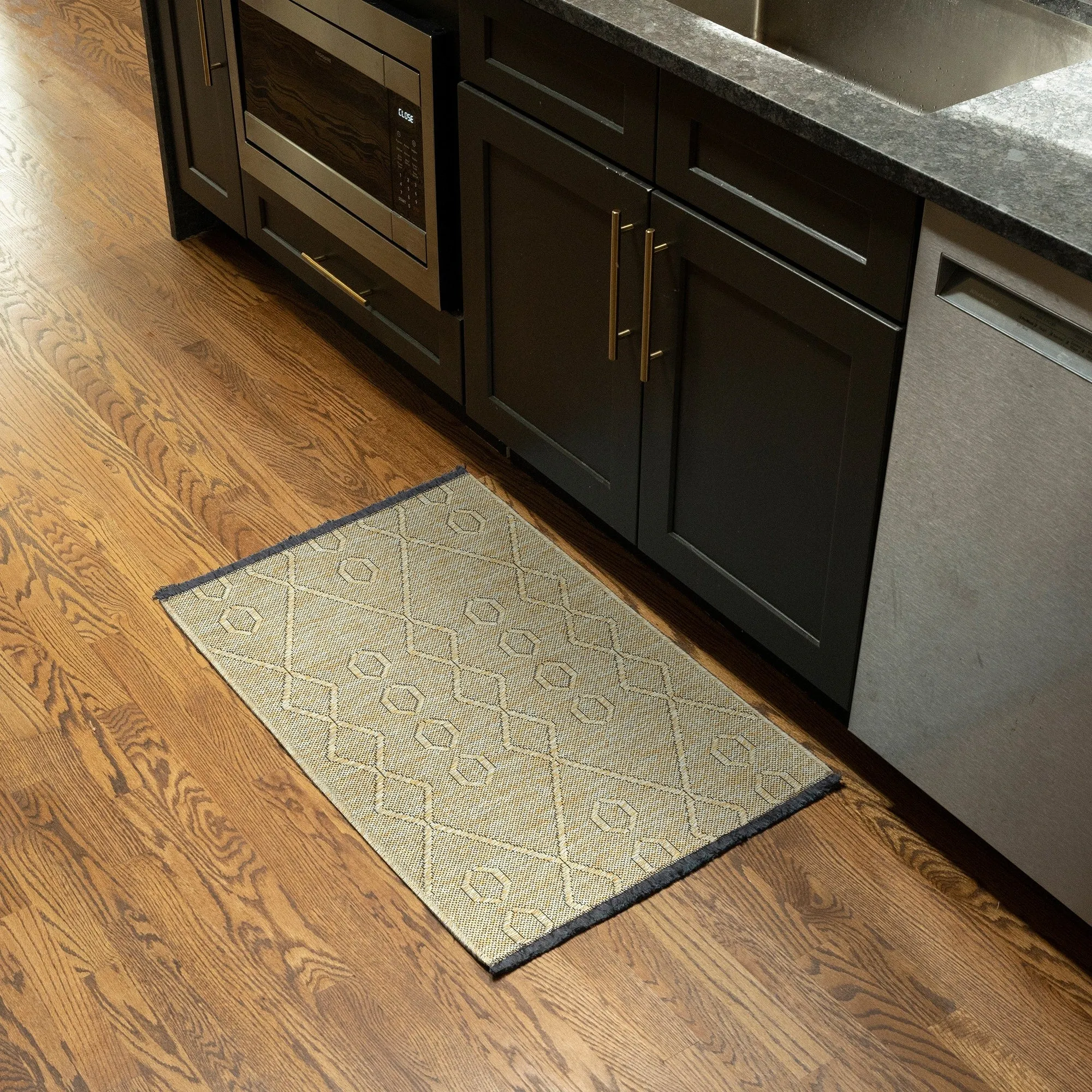 Alameda Solid Color Geometric Machine Washable Indoor Area Rug