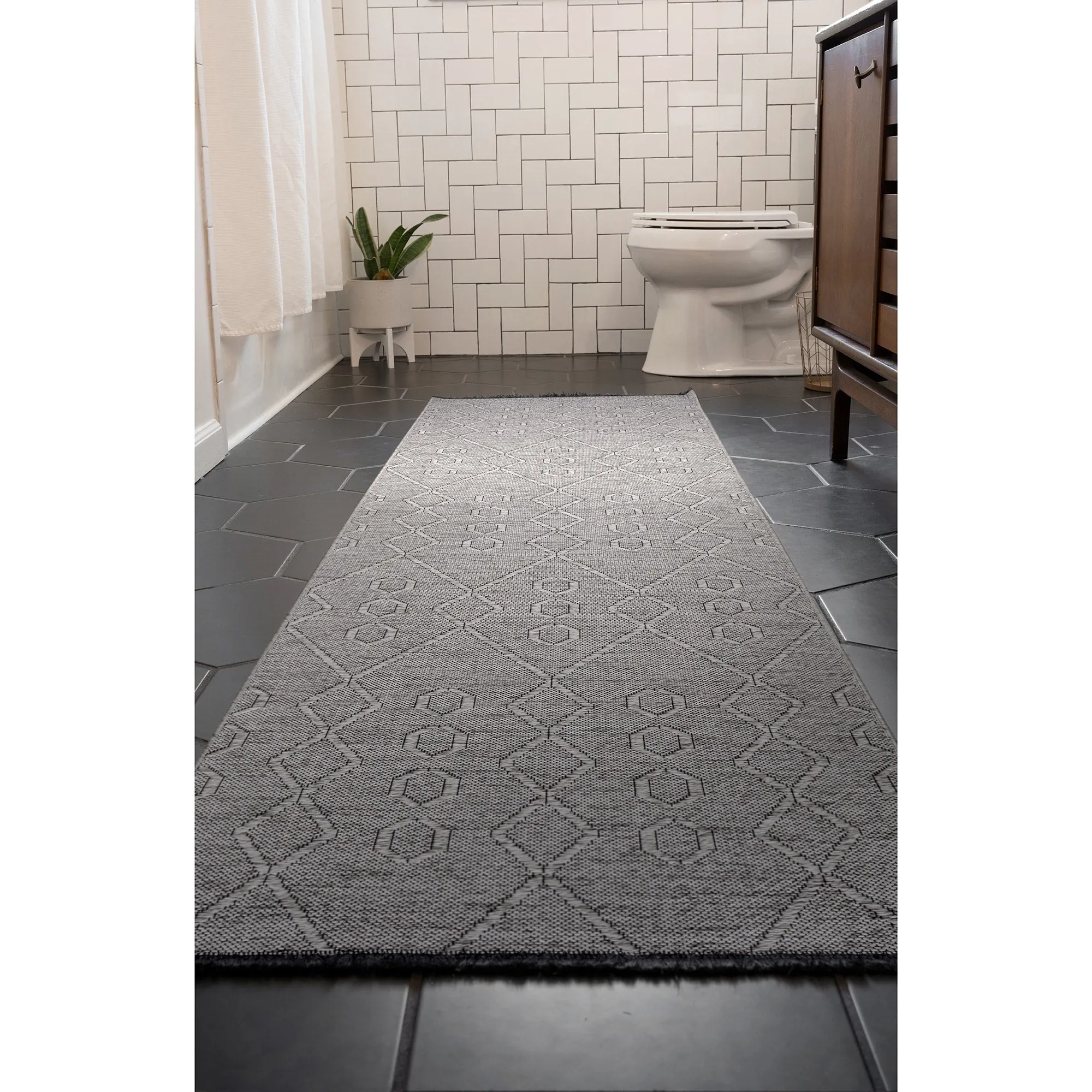 Alameda Solid Color Geometric Machine Washable Indoor Area Rug