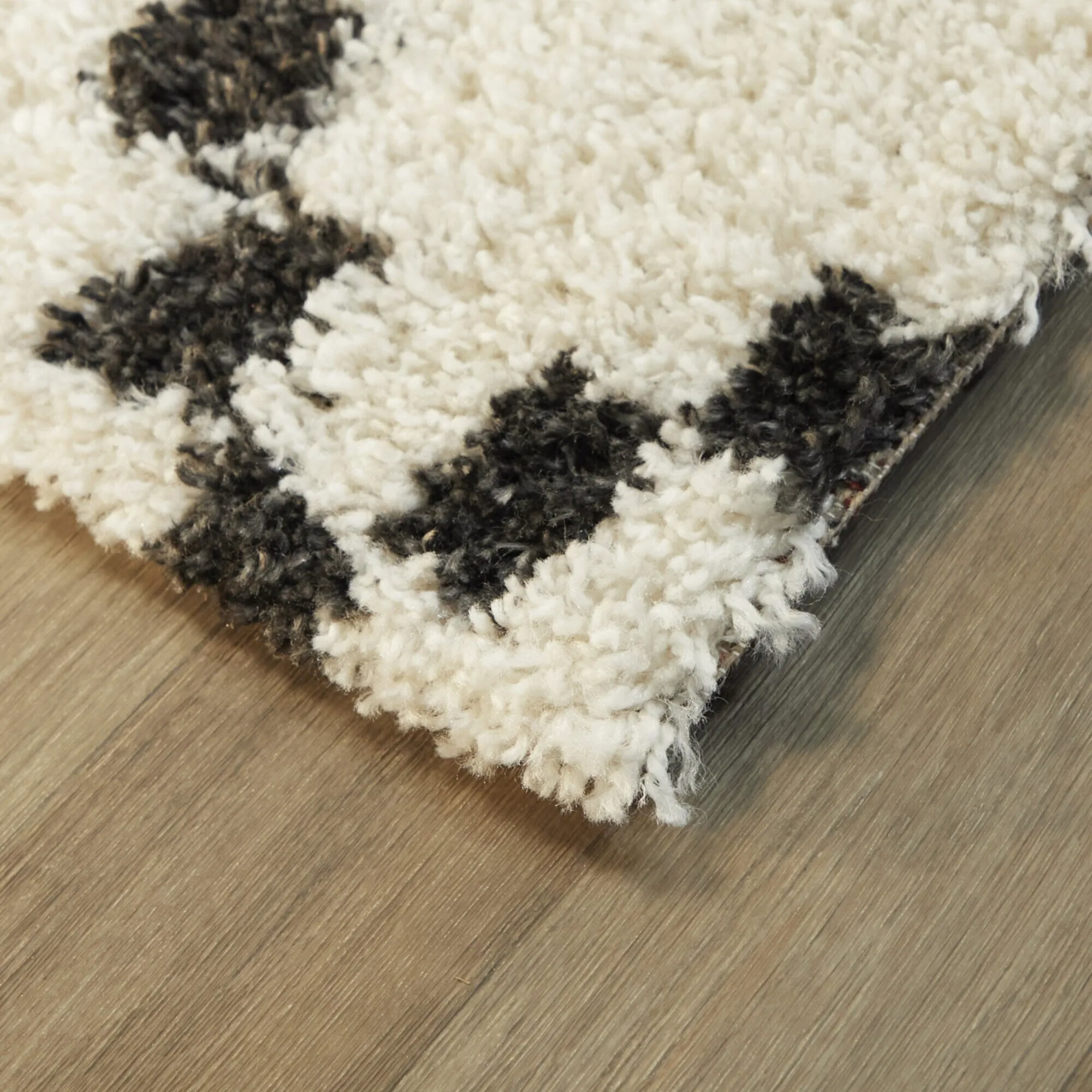 Cheshire Geometric Diamond Shag Area Rug