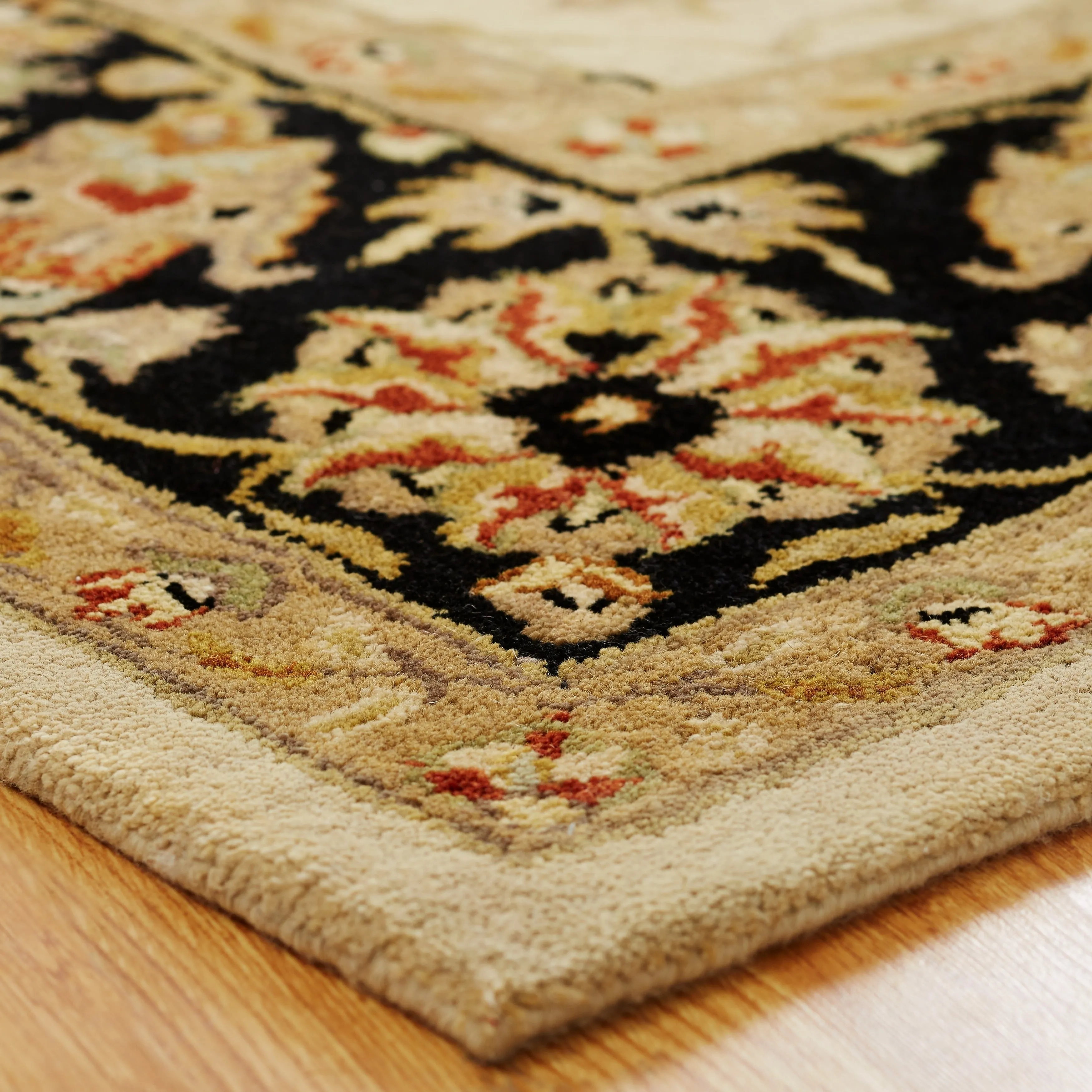 Empire Ivory and Black Wool Hand-tufted Area Rug