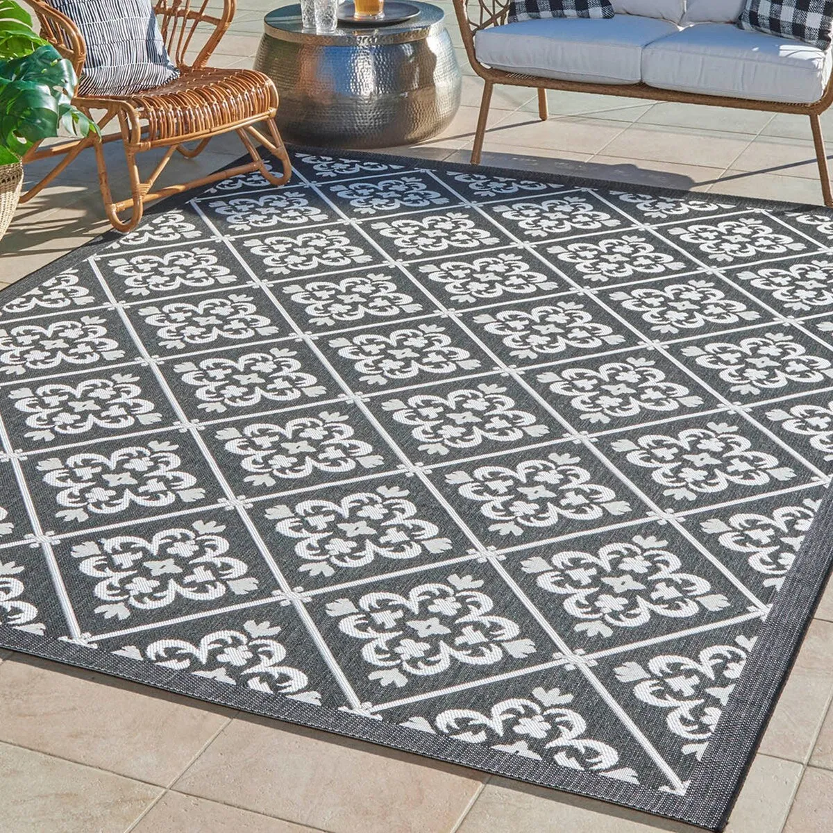 Gertmenian Paseo Bran Transitional Black Medallion Flatweave Indoor/ Outdoor Area Rug