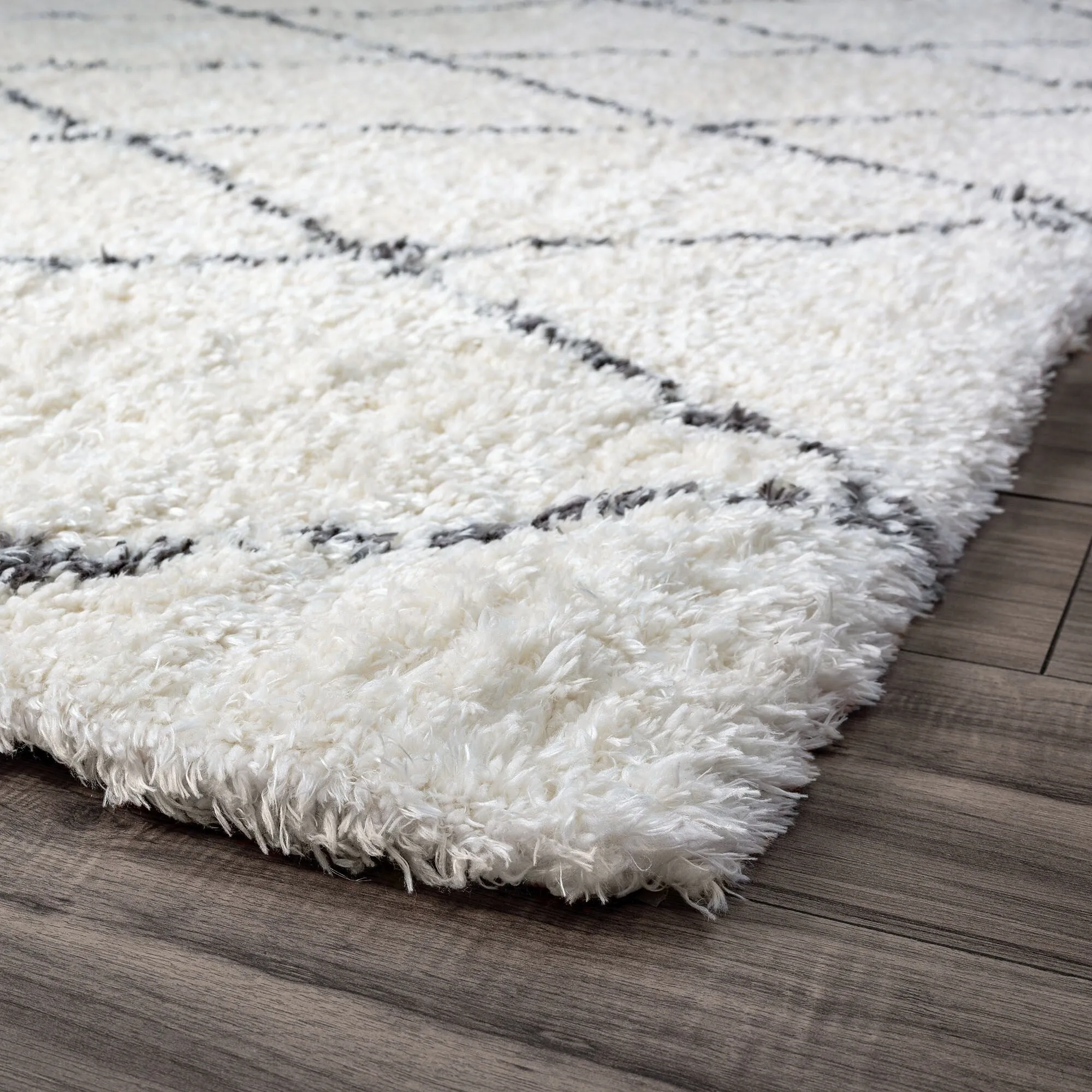 Heartfelt Shag Modern & Contemporary Diamond Indoor Area Rug