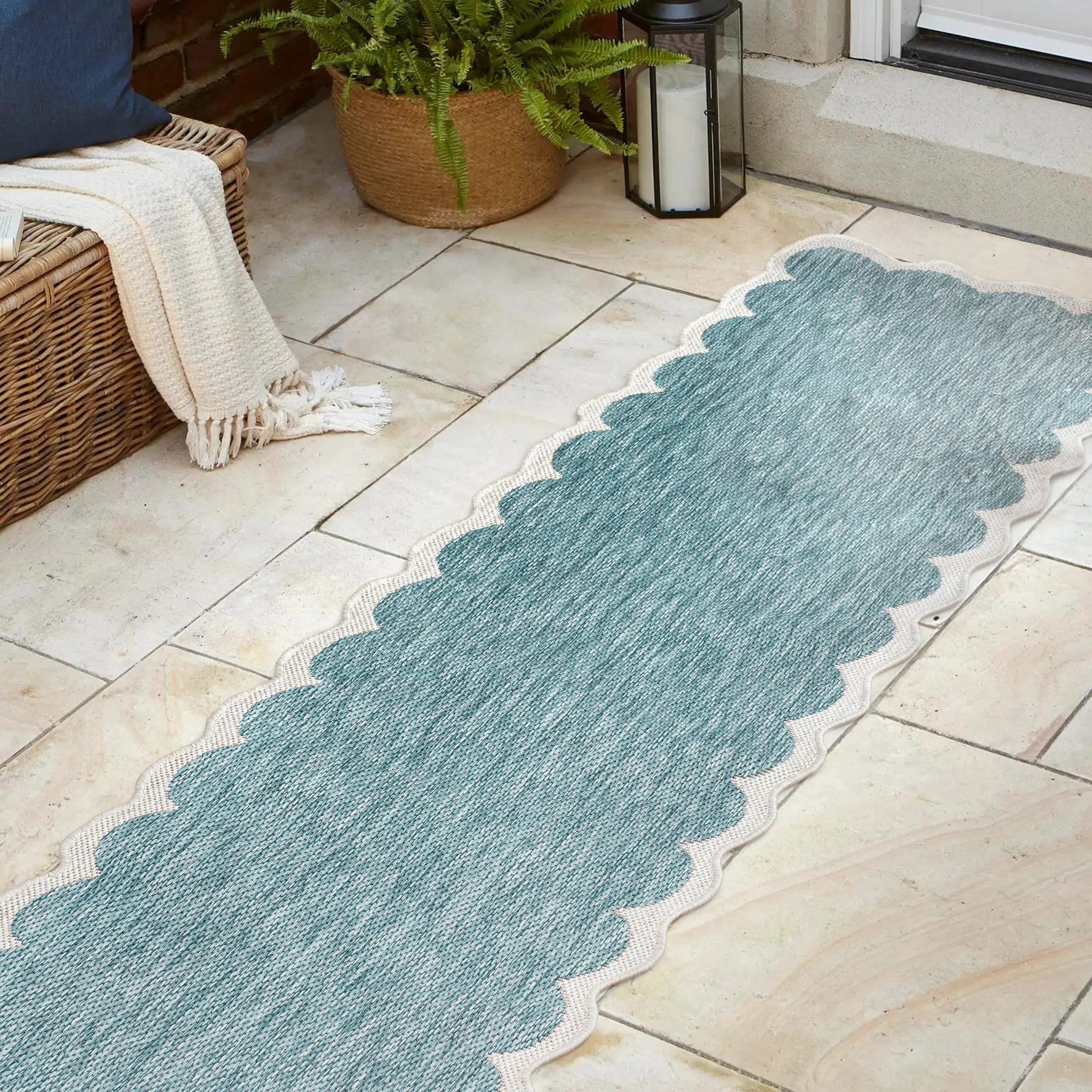 JONATHAN Y Alice Classic Cottage Two-Tone Scalloped Indoor/Outdoor Shaped Area Rug