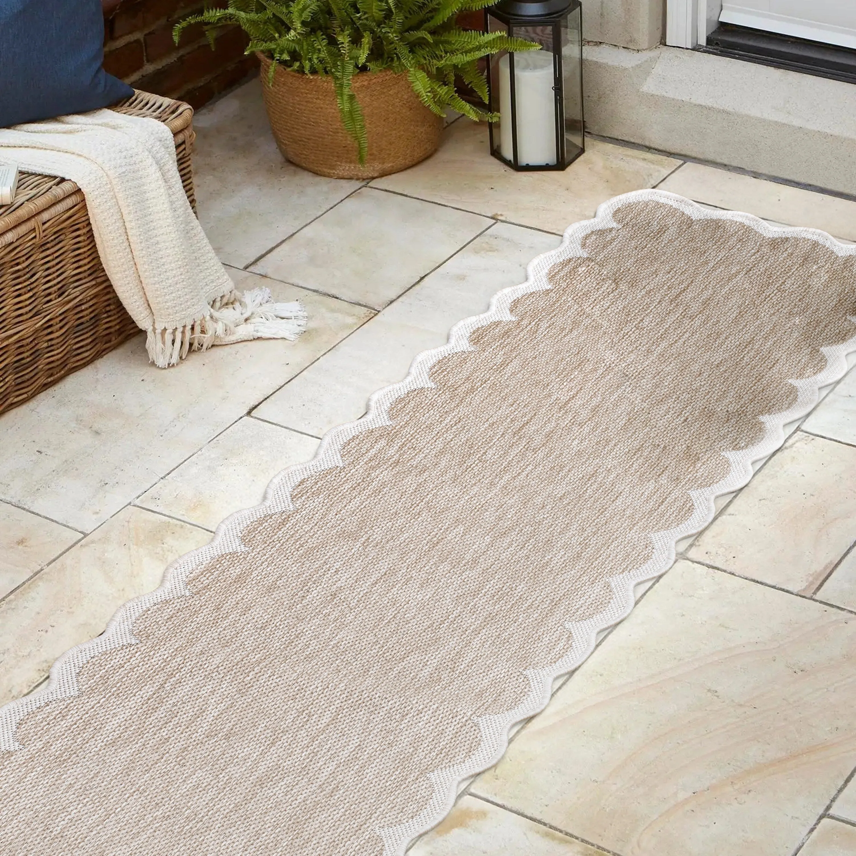 JONATHAN Y Alice Classic Cottage Two-Tone Scalloped Indoor/Outdoor Shaped Area Rug