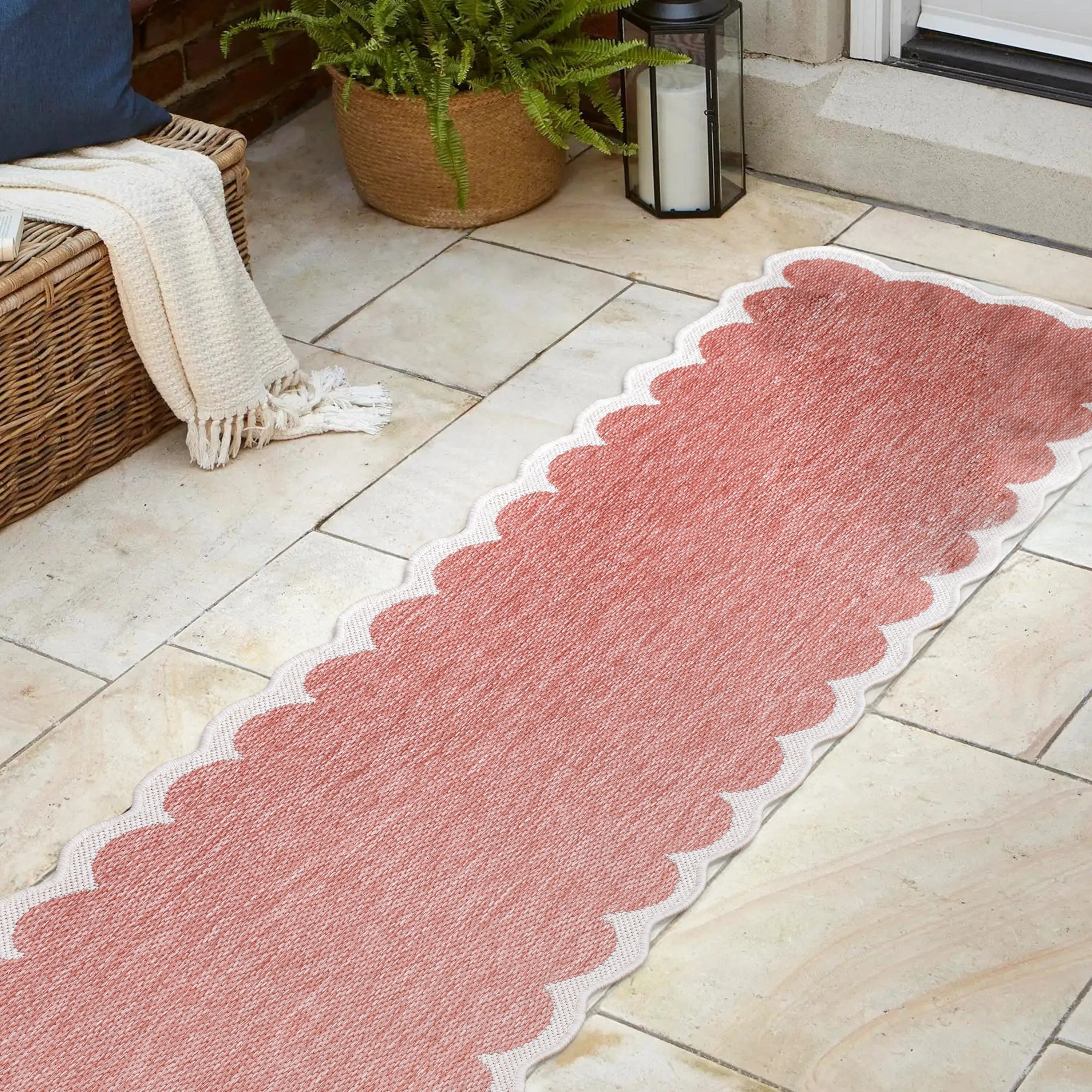 JONATHAN Y Alice Classic Cottage Two-Tone Scalloped Indoor/Outdoor Shaped Area Rug