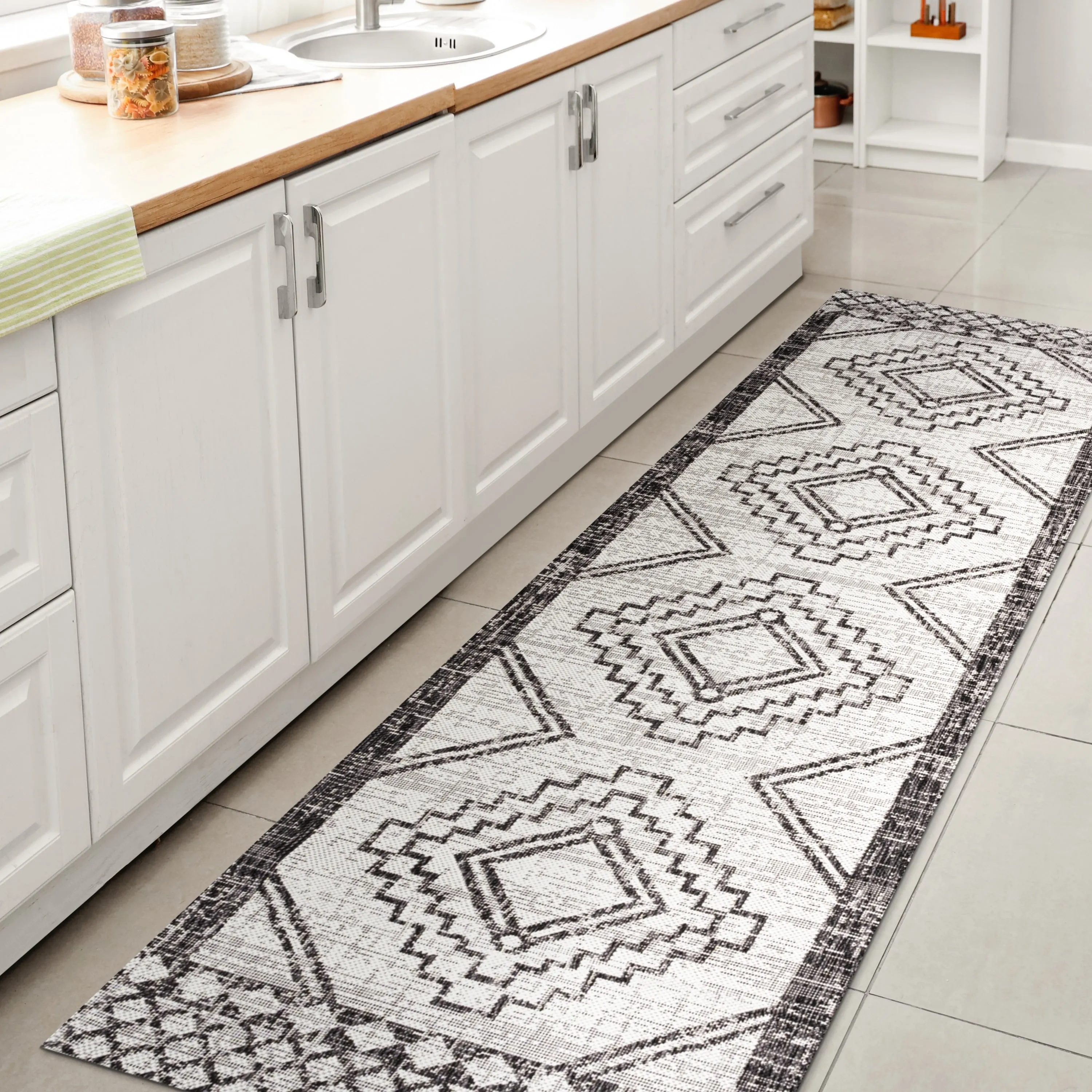 JONATHAN Y Carwa Diamond Tribal Medallion Indoor/Outdoor Area Rug