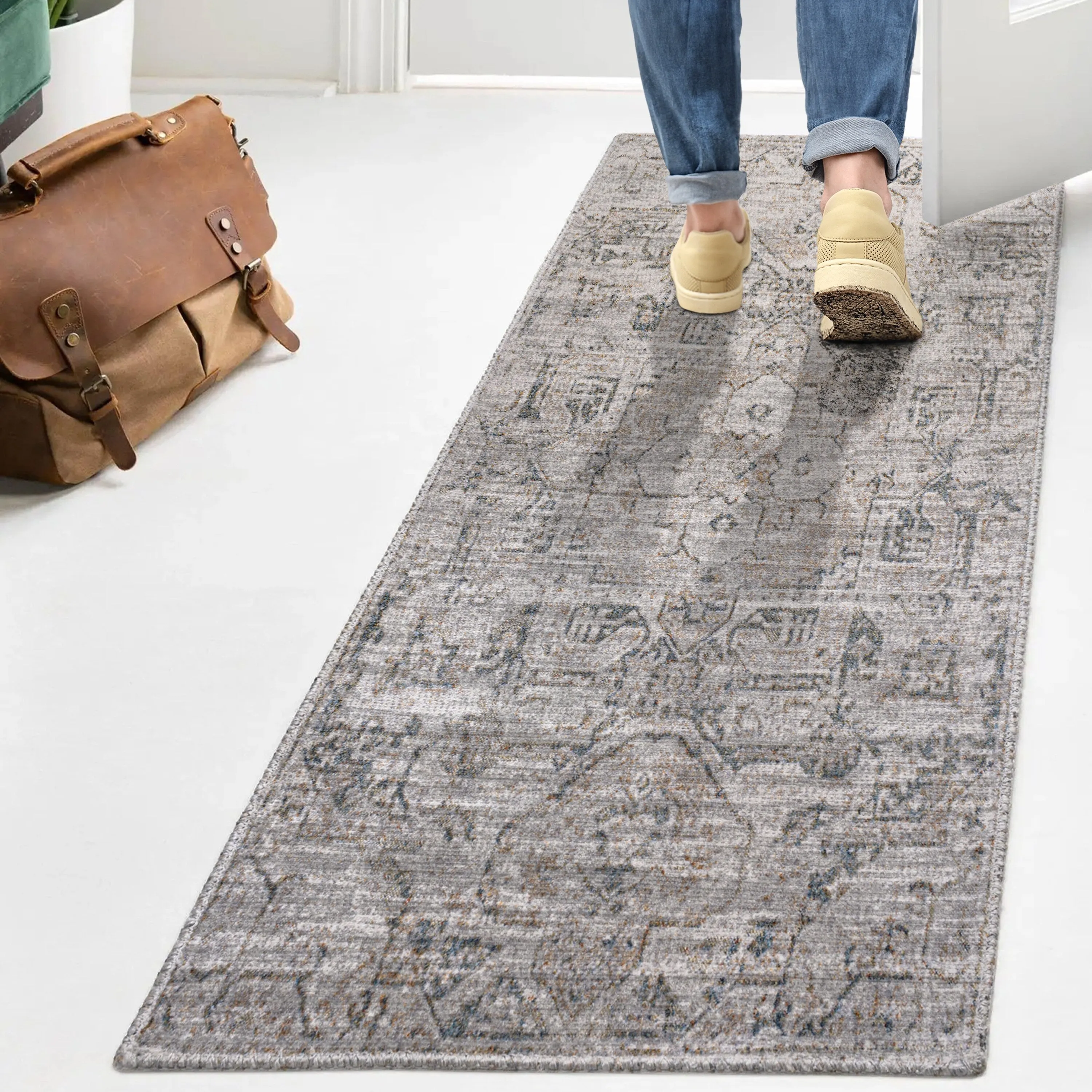 JONATHAn Y Keesha Distressed Medallion Low-Pile Machine-Washable Cream/Light Gray Area Rug