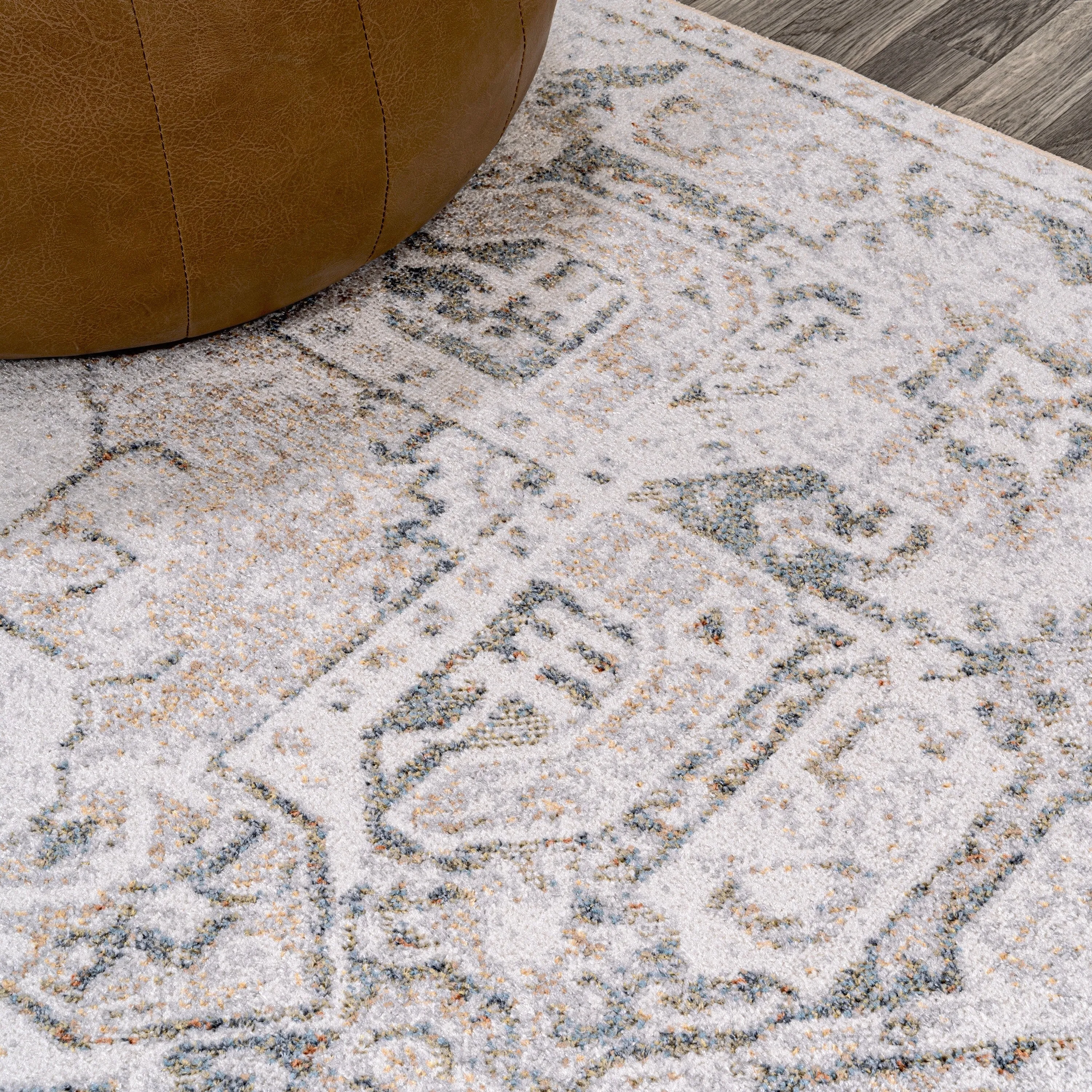 JONATHAn Y Keesha Distressed Medallion Low-Pile Machine-Washable Cream/Light Gray Area Rug