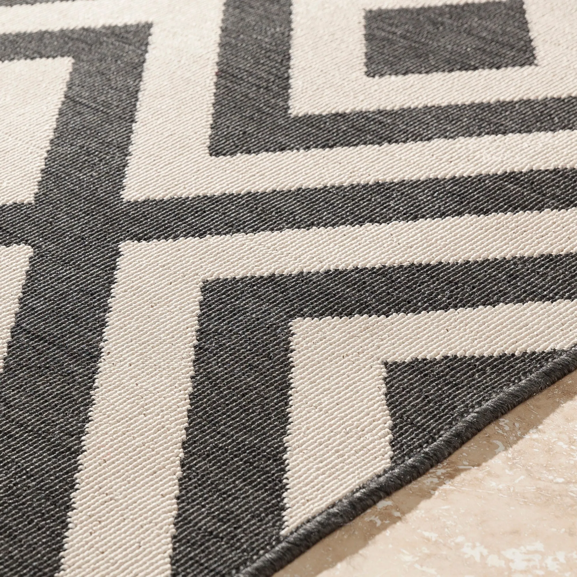 Livabliss Alvise Transitional Geometric Indoor/ Outdoor Area Rug