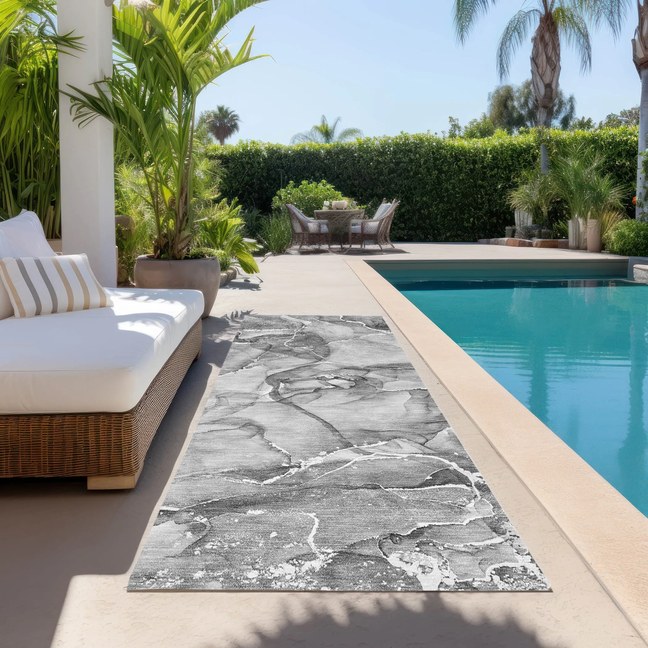 Machine Washable Indoor/ Outdoor Abstract Chantille Rug