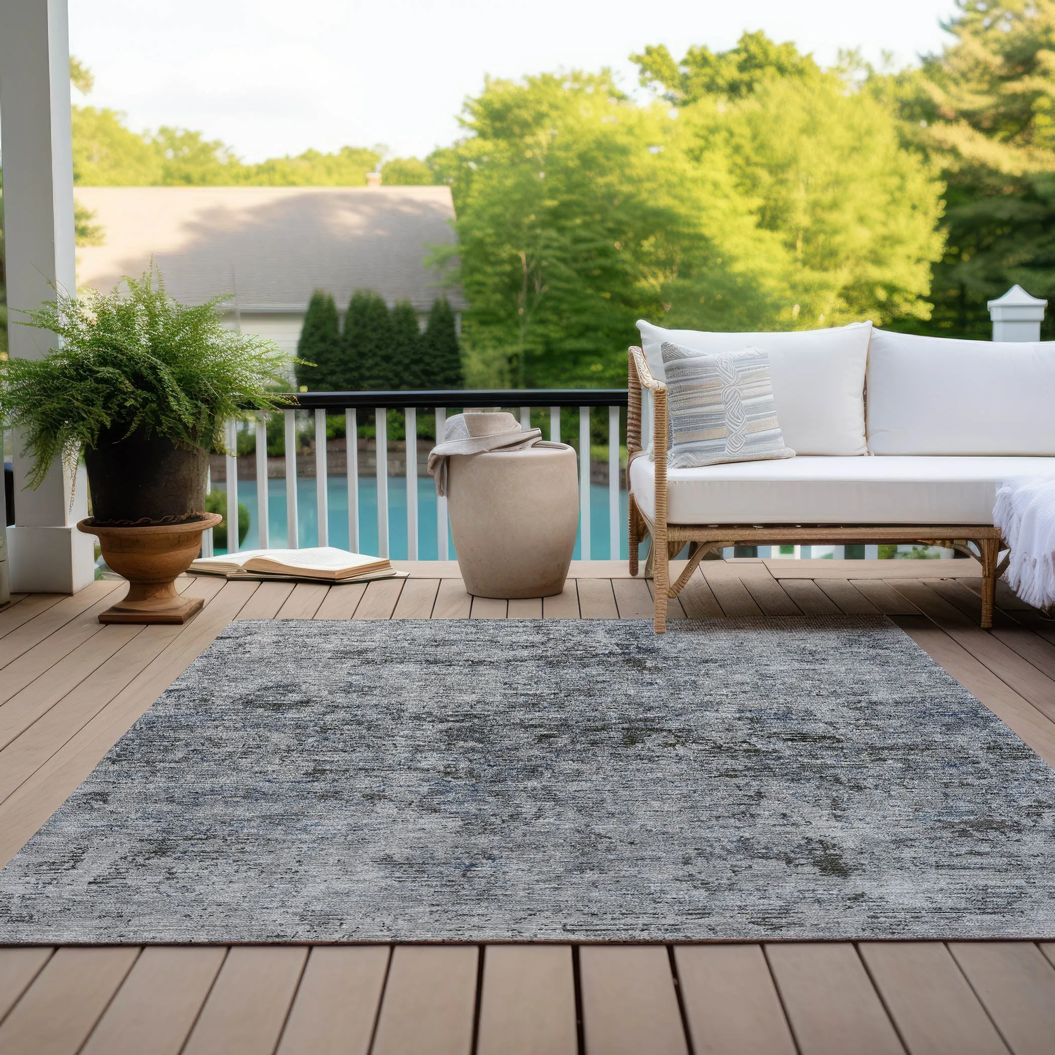 Machine Washable Indoor/ Outdoor Abstract Solid Chantille Rug