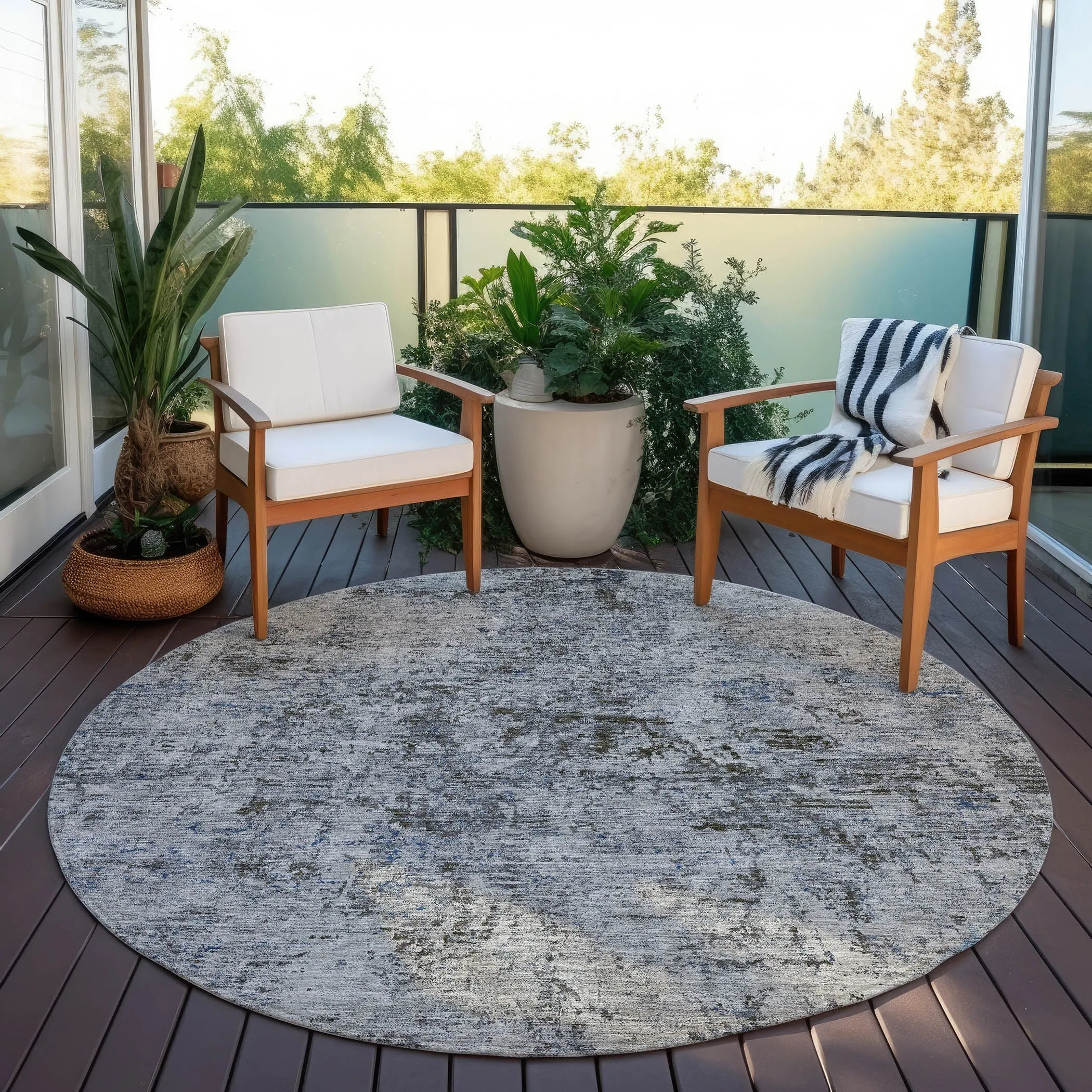 Machine Washable Indoor/ Outdoor Abstract Solid Chantille Rug