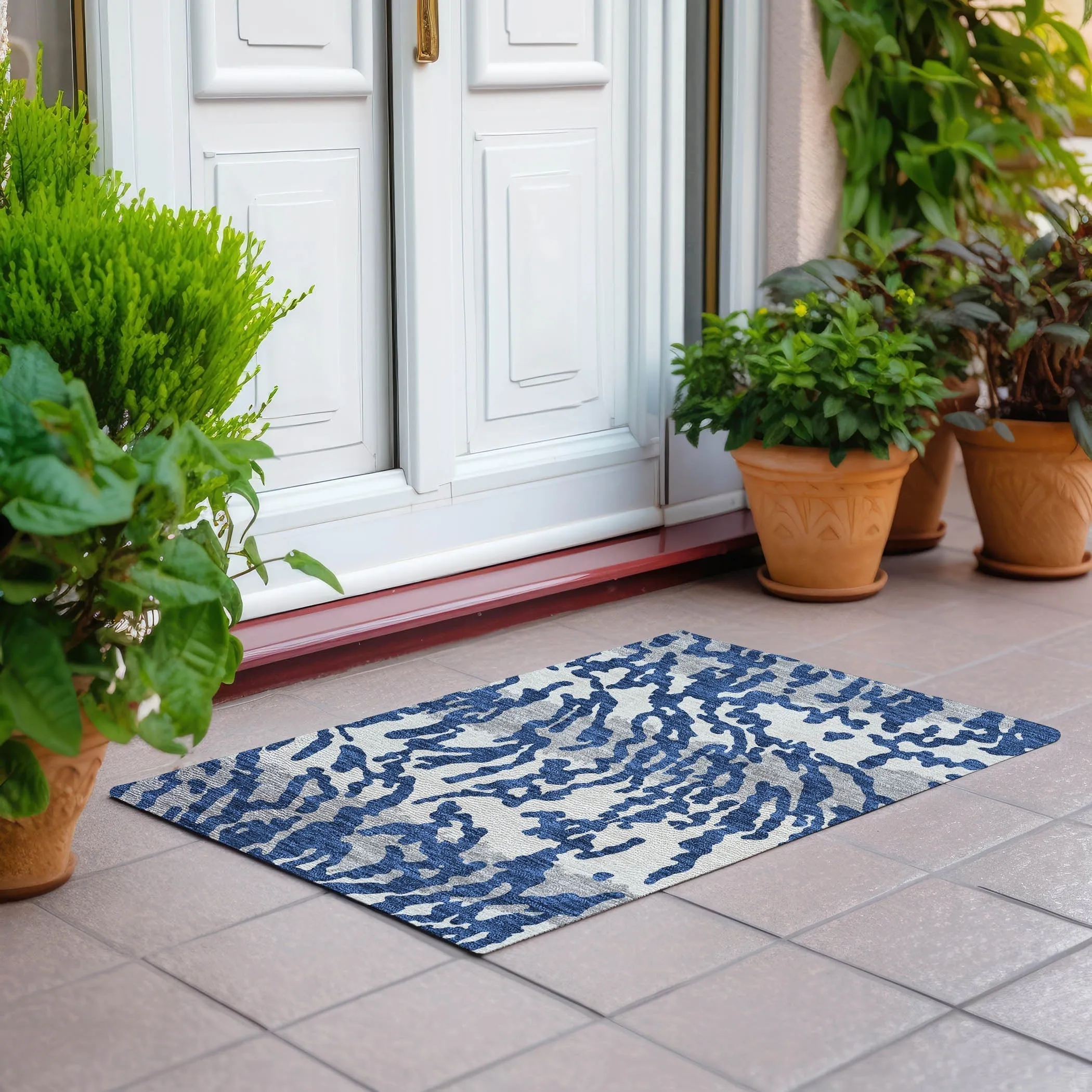 Machine Washable Indoor/ Outdoor Chantille Animal Print Abstract Rug