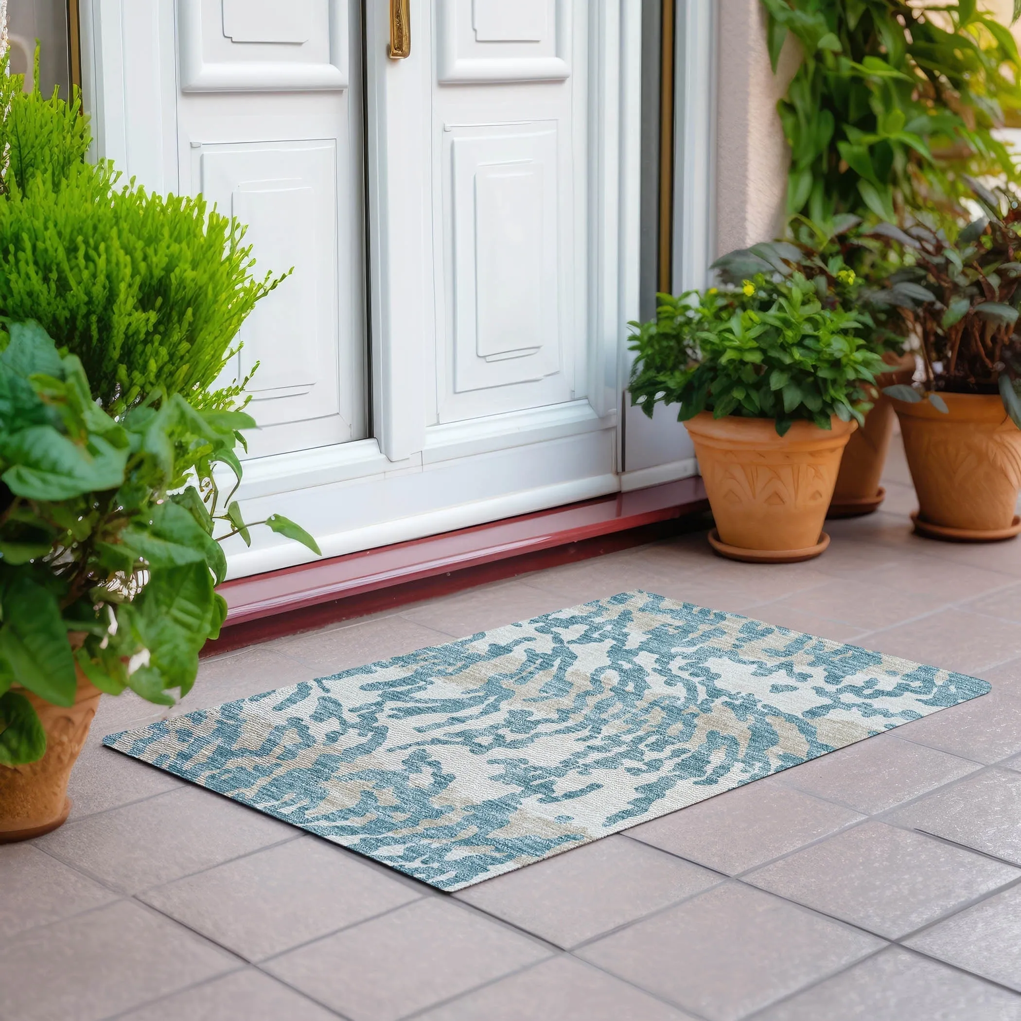 Machine Washable Indoor/ Outdoor Chantille Animal Print Abstract Rug