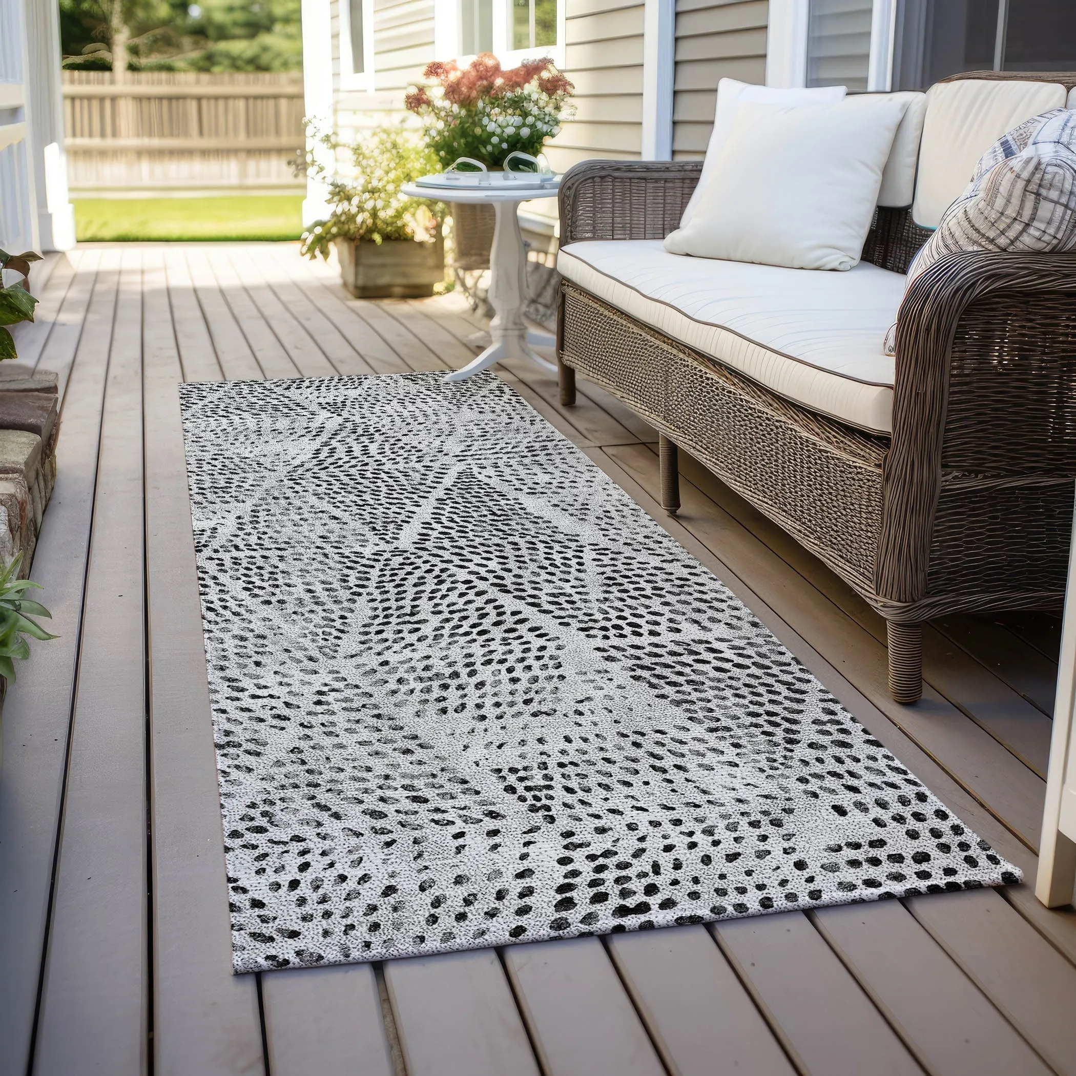 Machine Washable Indoor/ Outdoor Chantille Contemporary Diamonds Rug