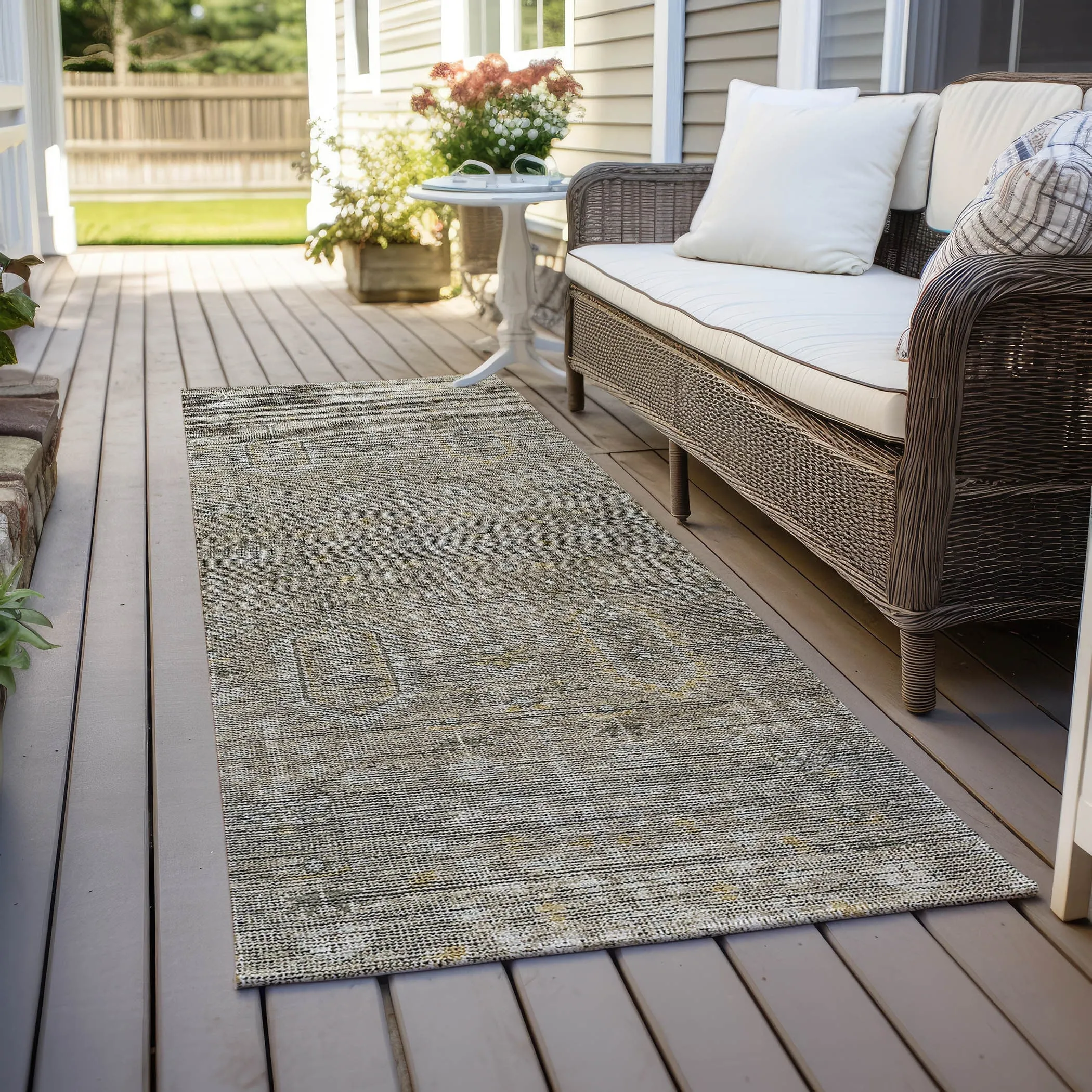 Machine Washable Indoor/ Outdoor Chantille Traditional Distressed Rug
