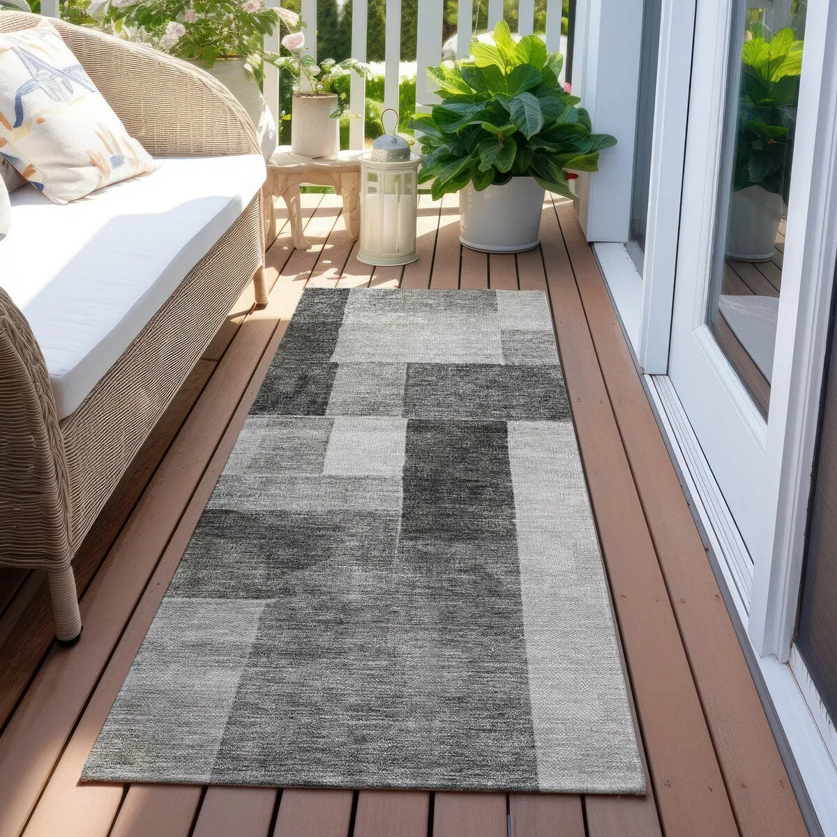 Machine Washable Indoor/ Outdoor Contemporary Geo Chantille Rug