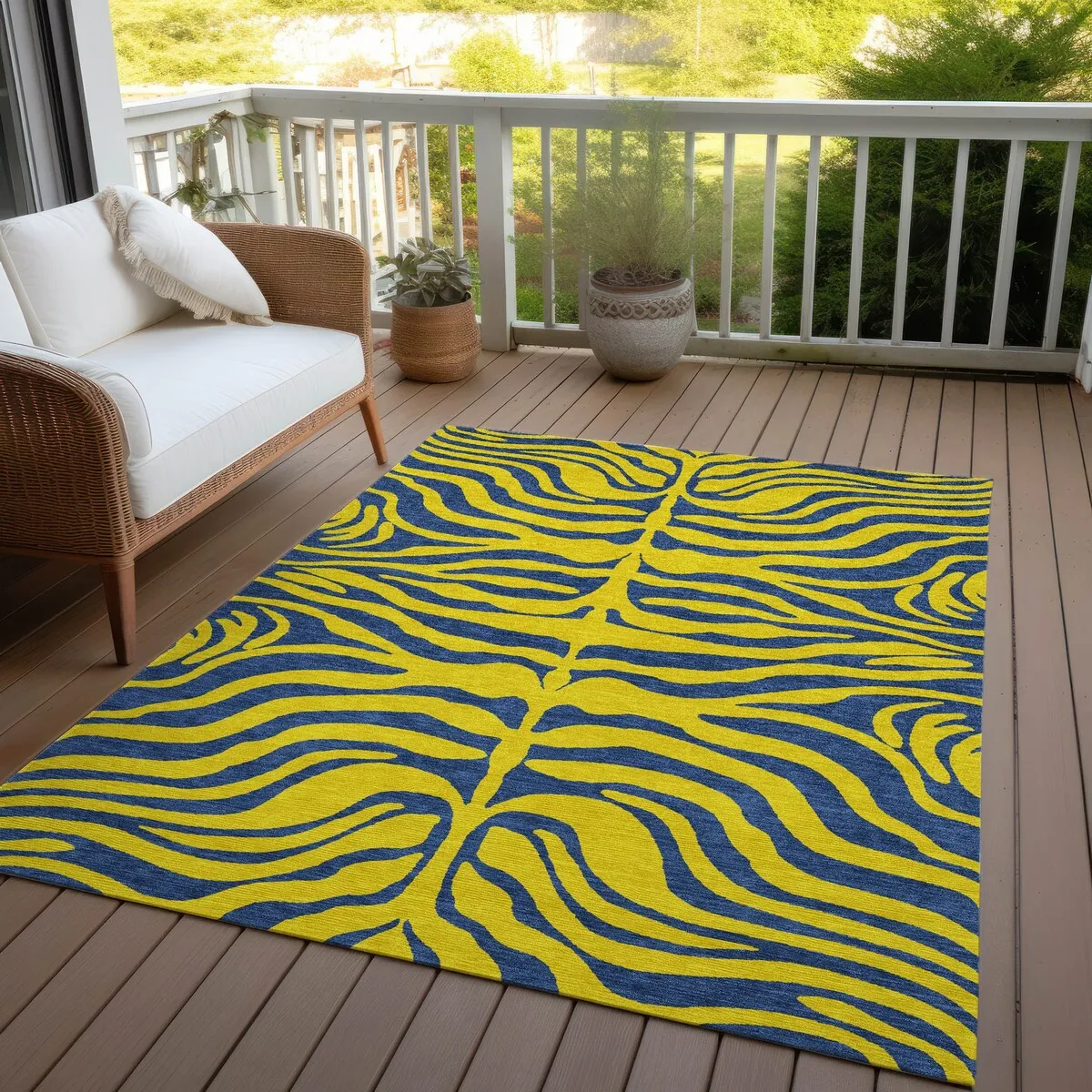 Machine Washable Indoor/ Outdoor Modern Animal Print Chantille Rug