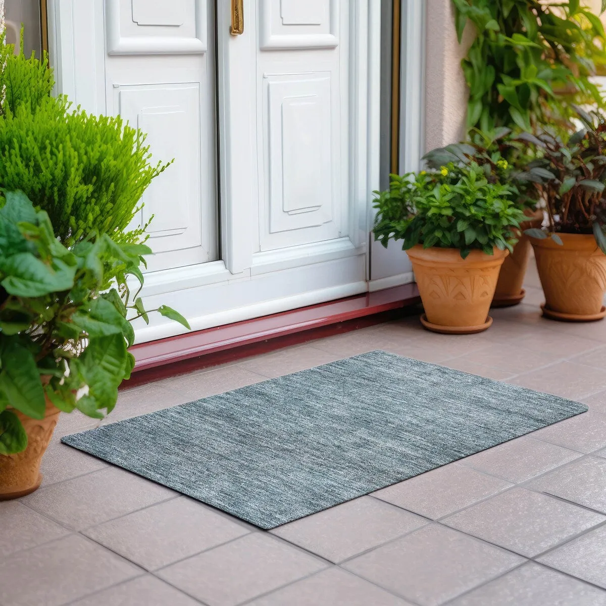 Machine Washable Indoor/ Outdoor Ombre Solid Chantille Rug