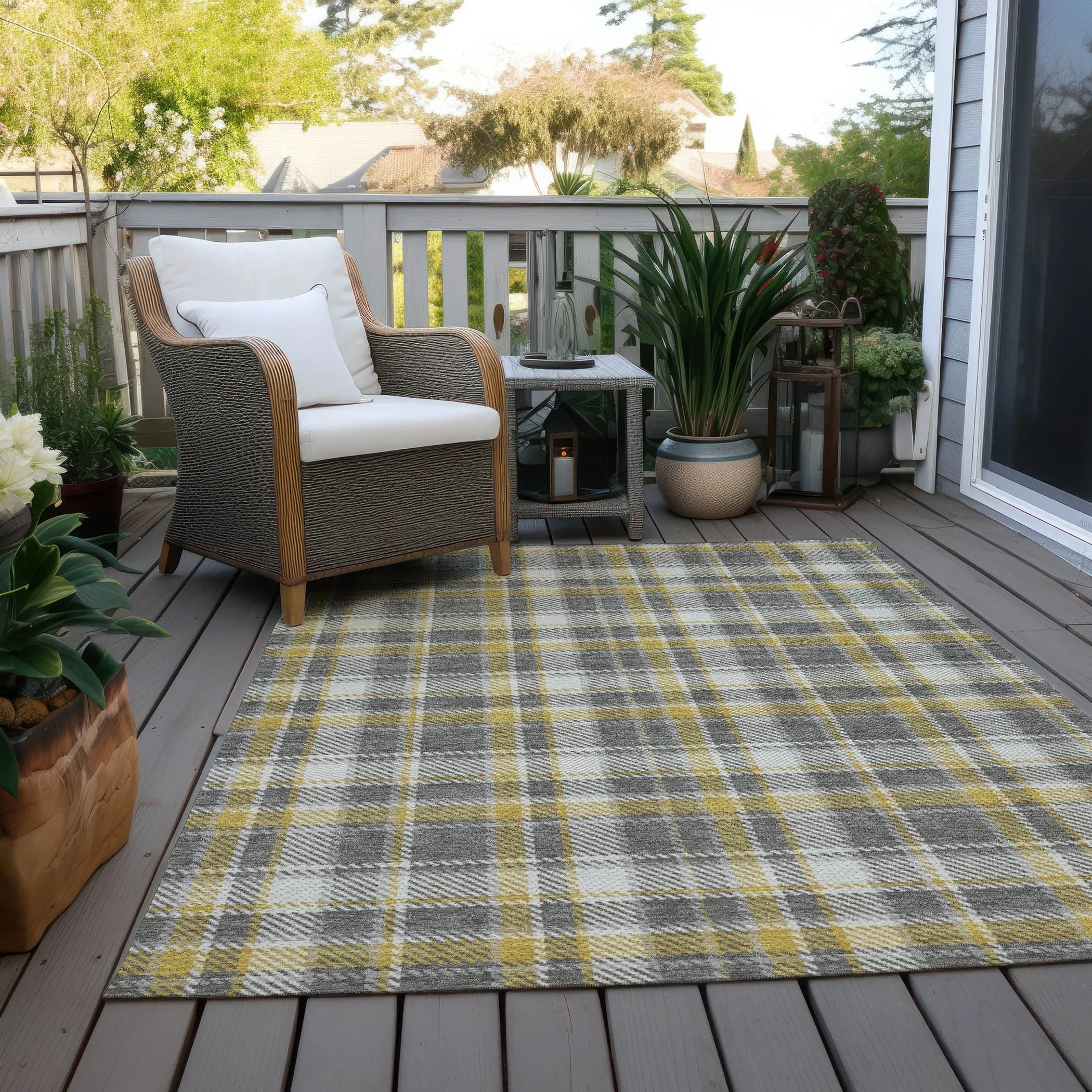 Machine Washable Indoor/ Outdoor Traditional Plaid Chantille Rug