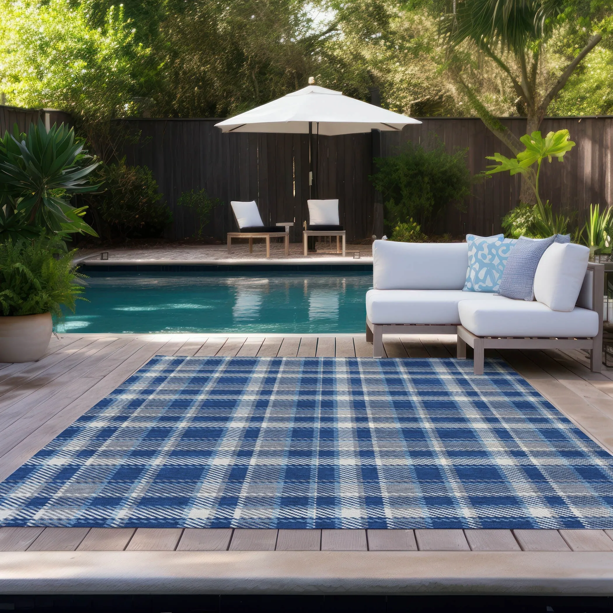 Machine Washable Indoor/ Outdoor Traditional Plaid Chantille Rug