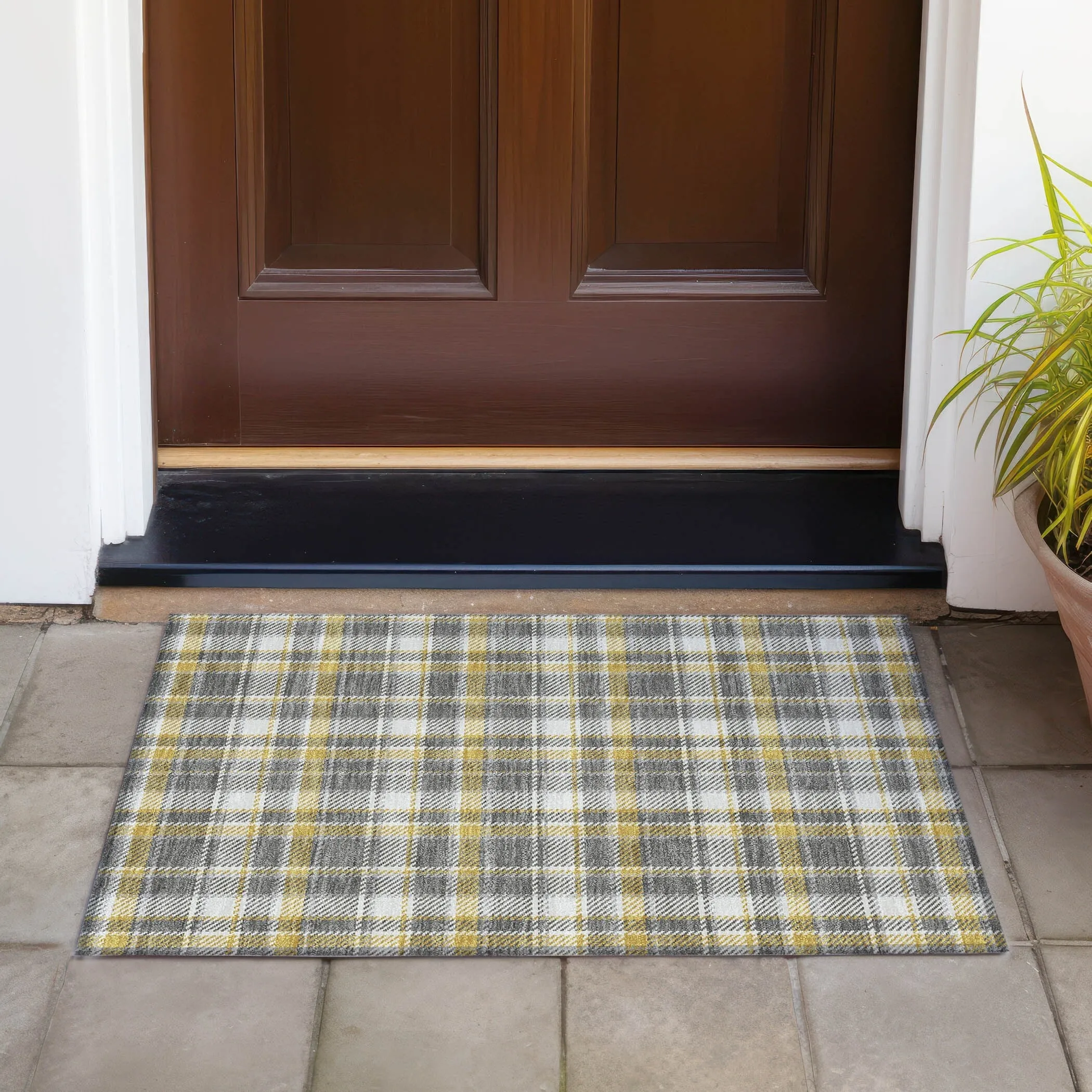 Machine Washable Indoor/ Outdoor Traditional Plaid Chantille Rug