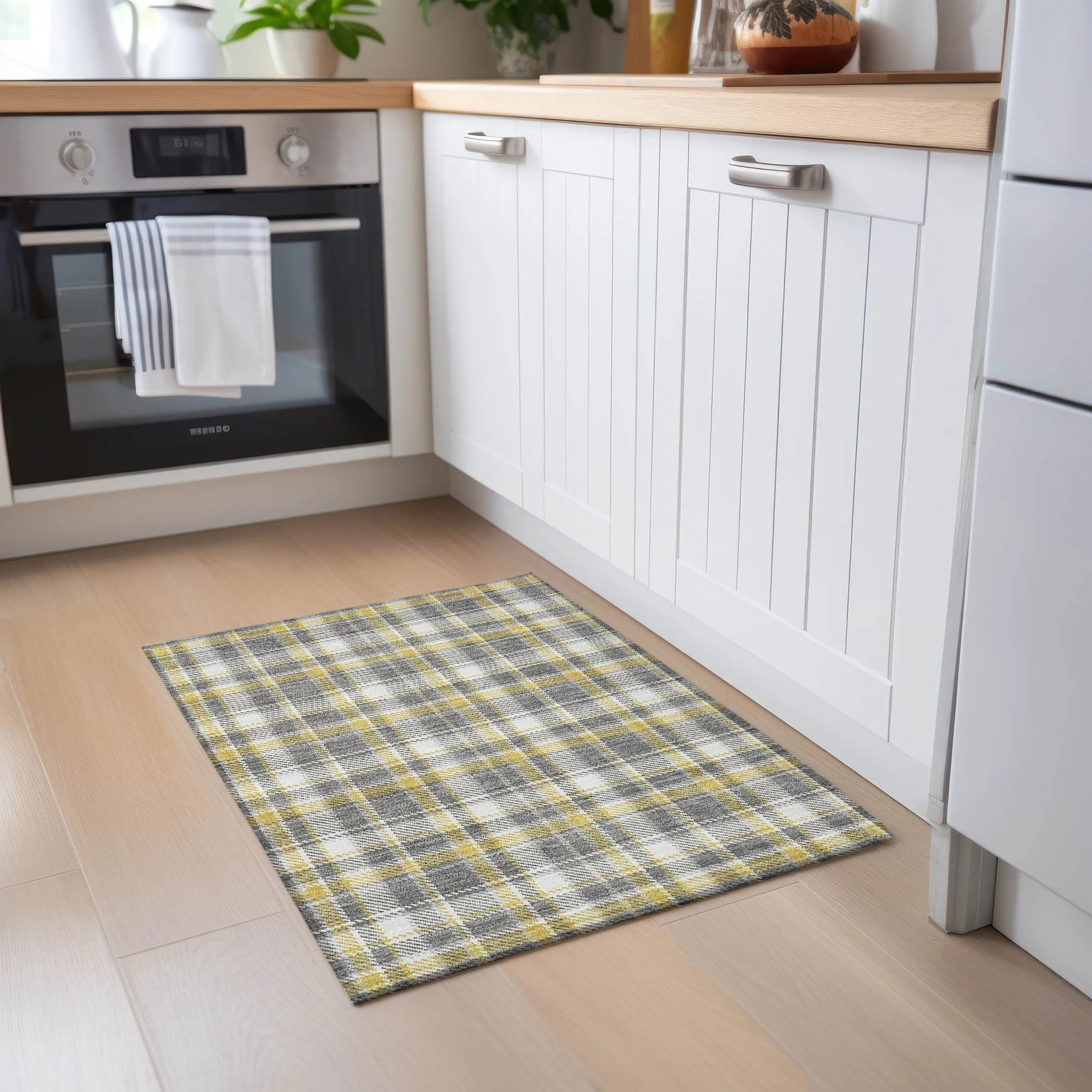 Machine Washable Indoor/ Outdoor Traditional Plaid Chantille Rug