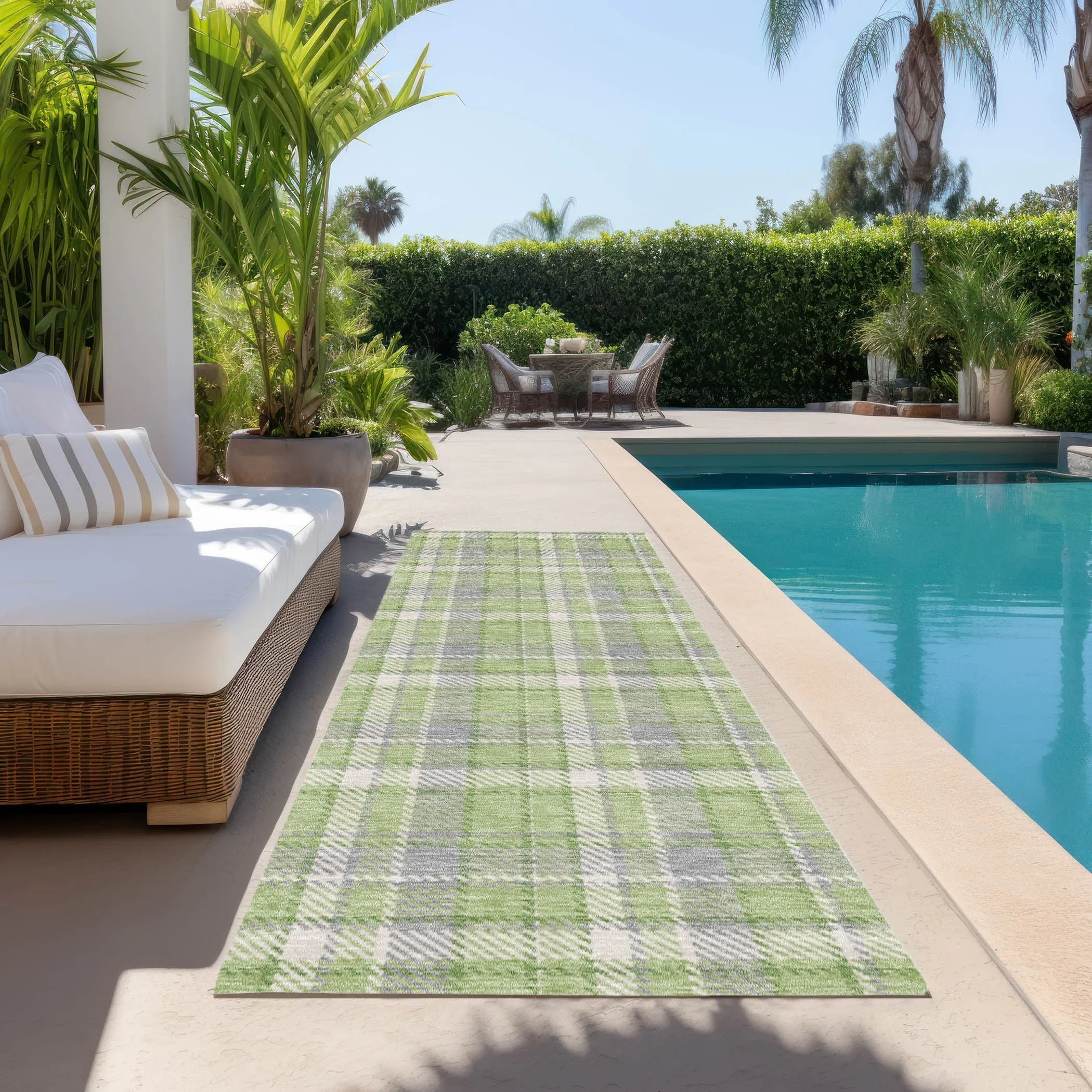 Machine Washable Indoor/ Outdoor Traditional Plaid Chantille Rug
