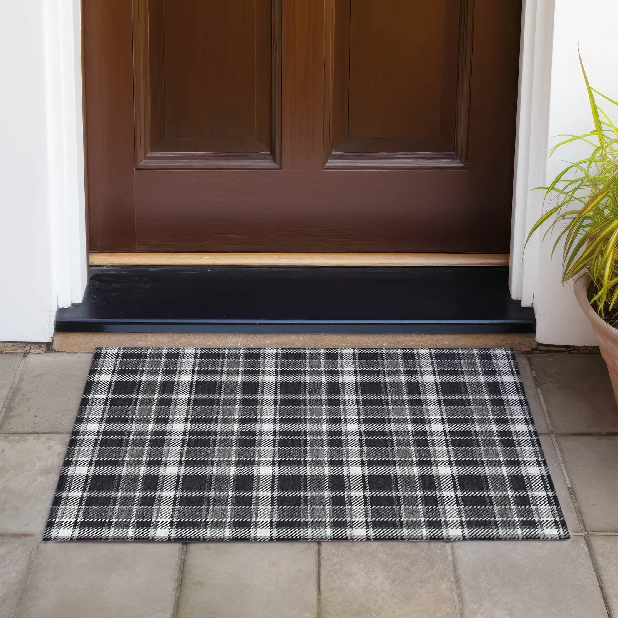 Machine Washable Indoor/ Outdoor Traditional Plaid Chantille Rug
