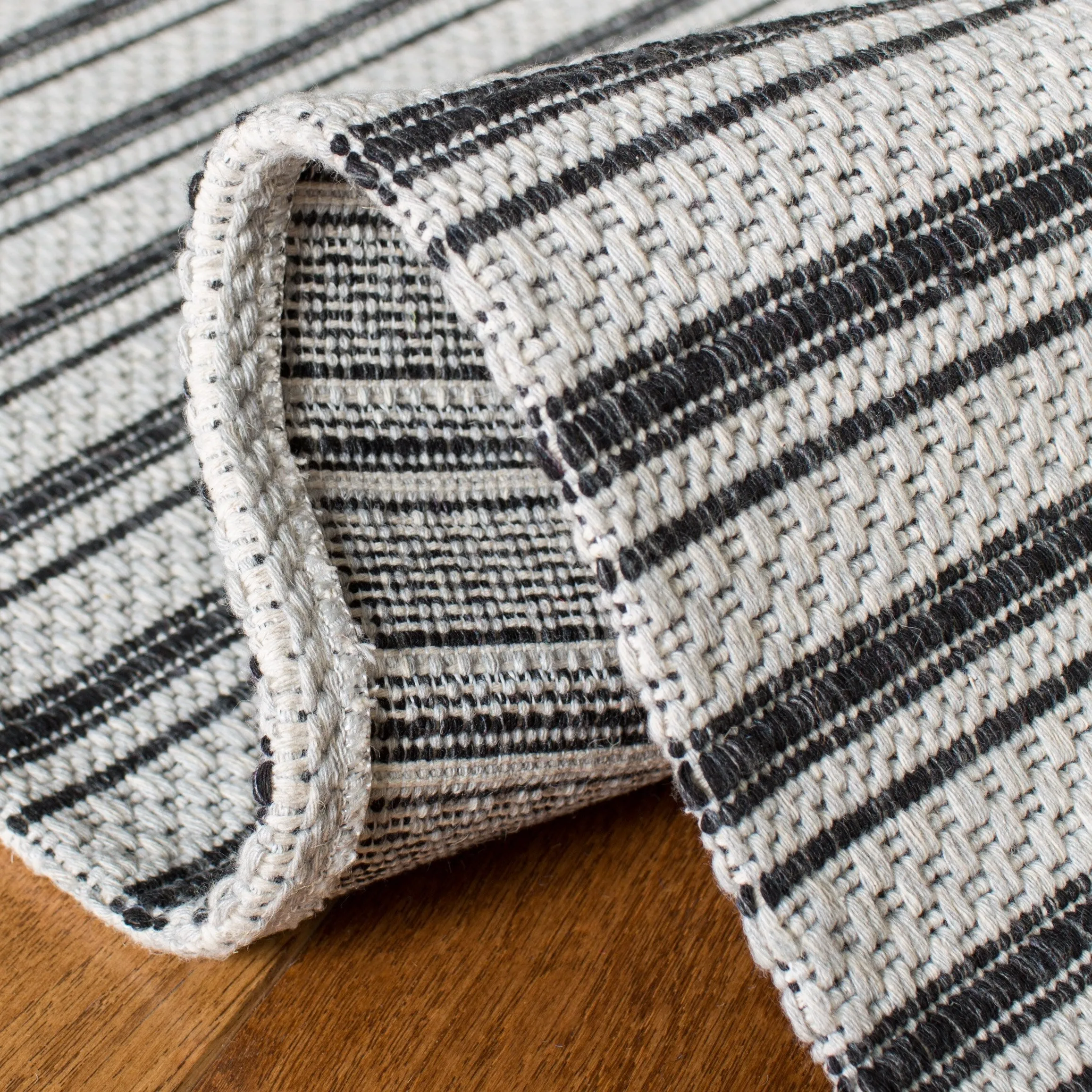 Martha Stewart by SAFAVIEH Unnie Stripe Cotton Rug - Charcoal/Grey - 5' x 7'