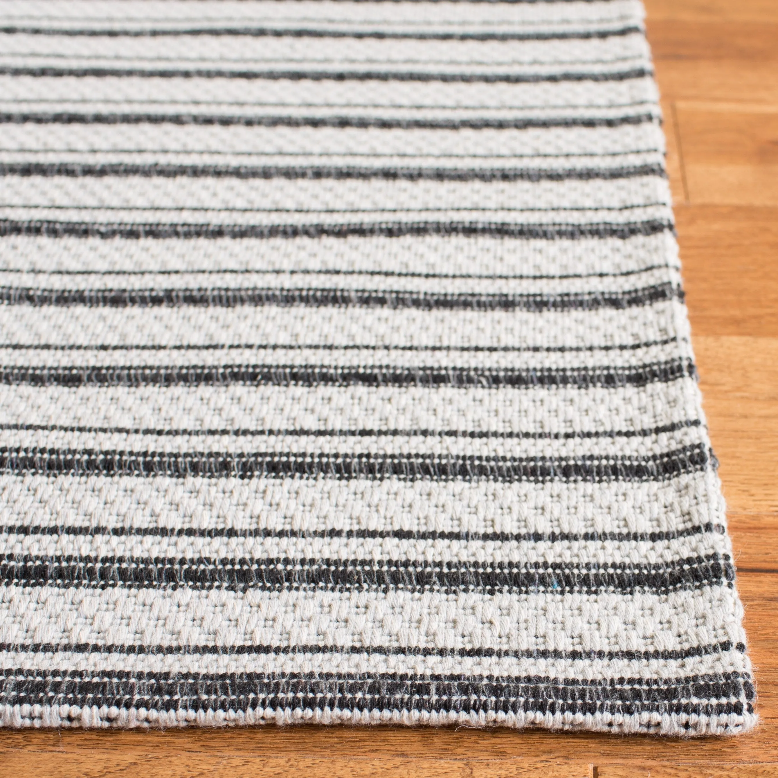 Martha Stewart by SAFAVIEH Unnie Stripe Cotton Rug - Charcoal/Grey - 5' x 7'