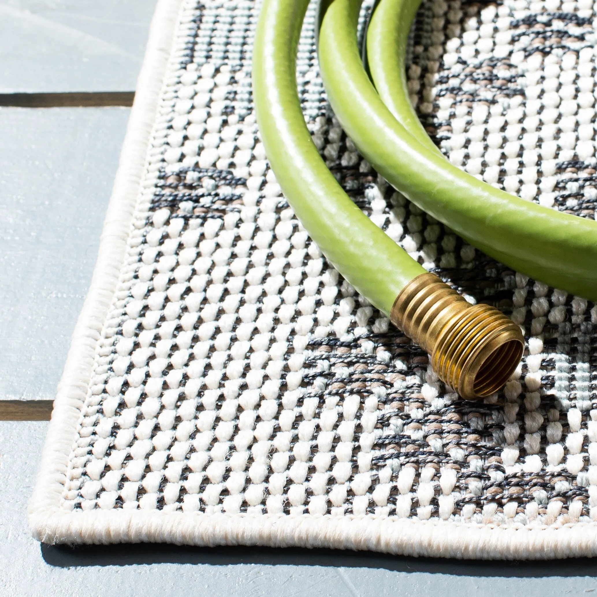 Martha Stewart by SAFAVIEH Washable Zauresh Indoor/ Outdoor Waterproof Rug