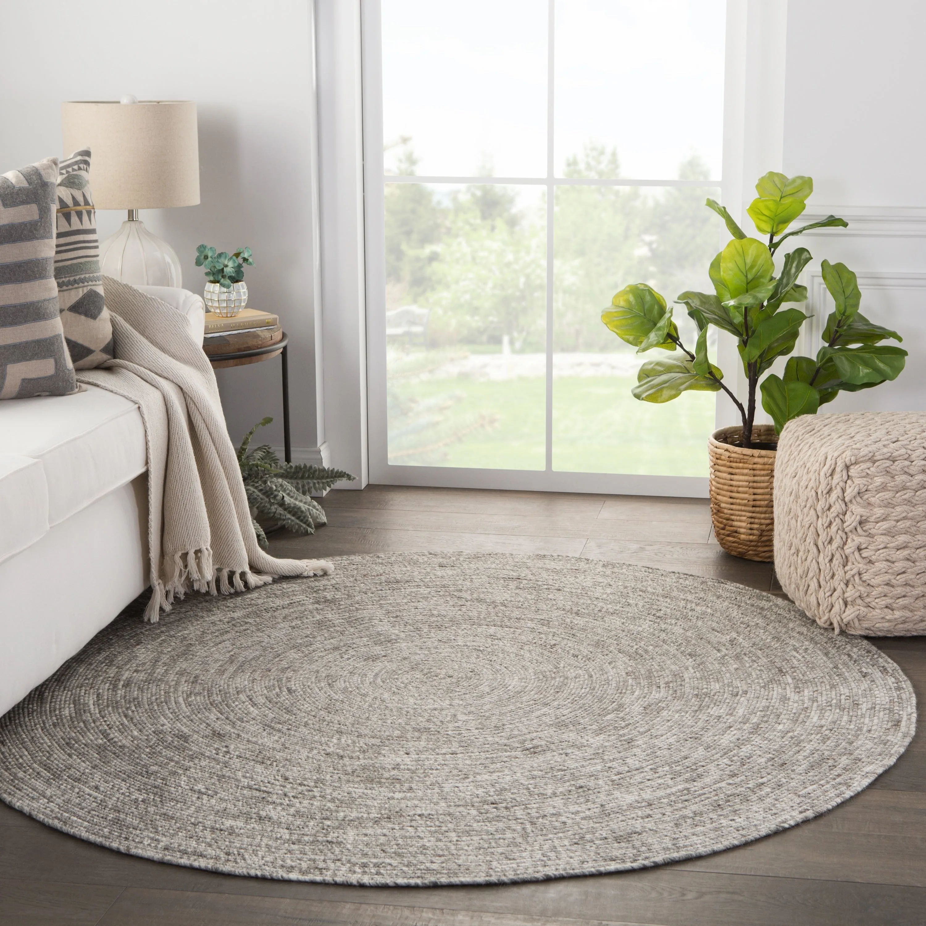 Mindra Natural Solid Gray/ White Round Area Rug