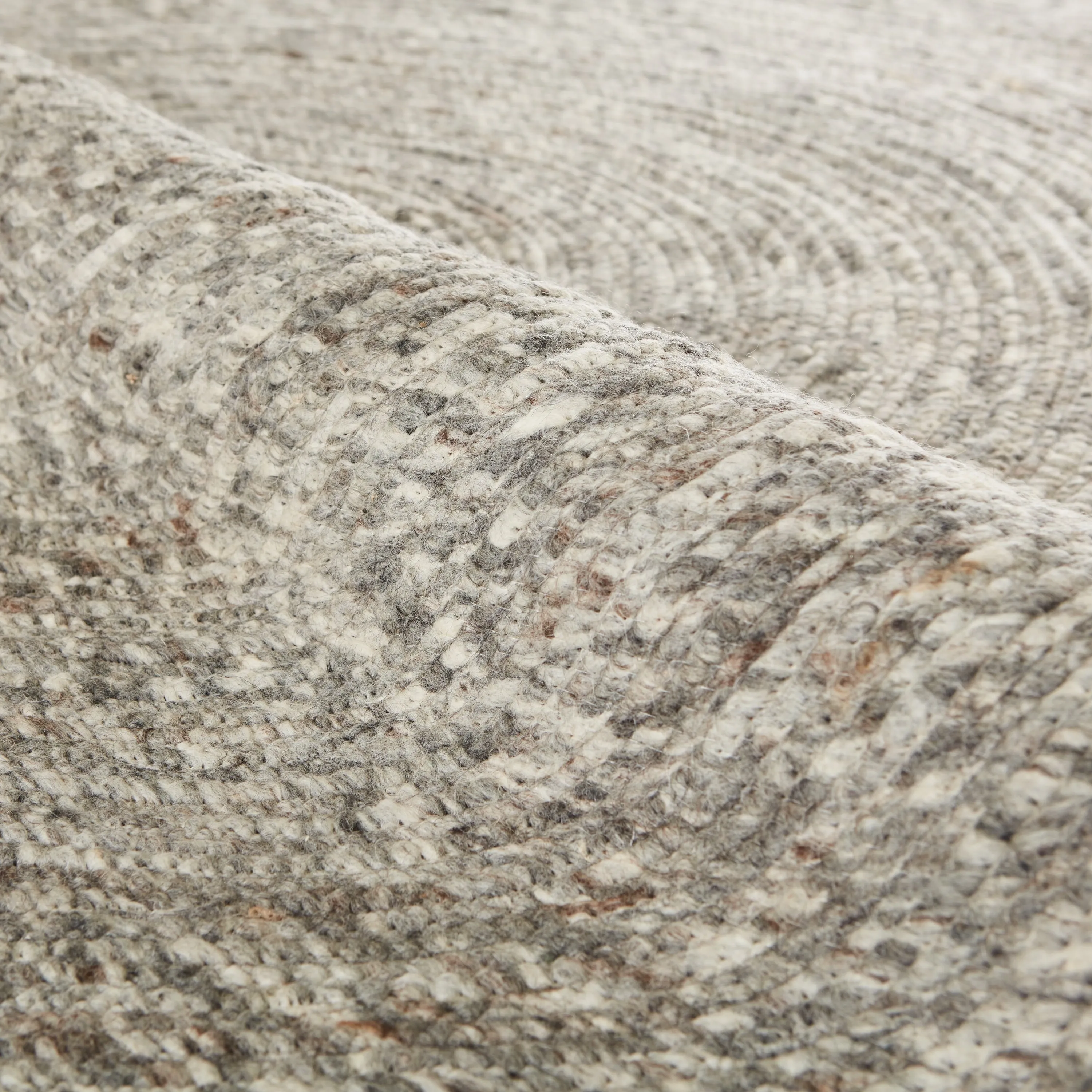 Mindra Natural Solid Gray/ White Round Area Rug