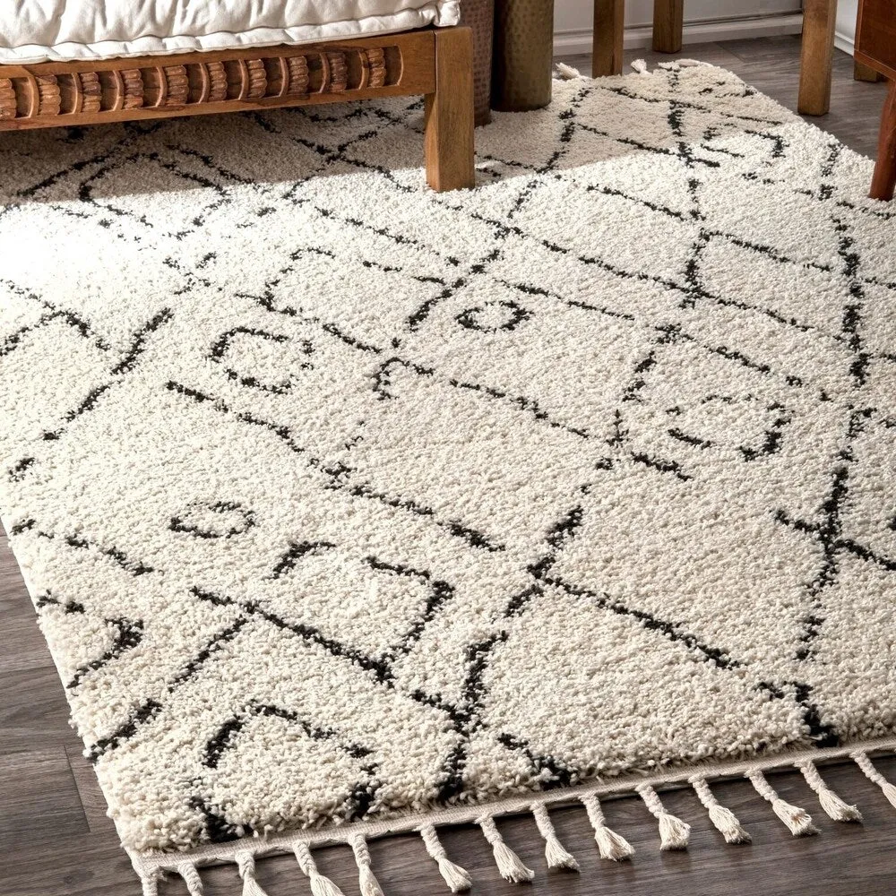 Nuloom Abstract Soft and Plush Moroccan Diamond Shag Tassel Rug
