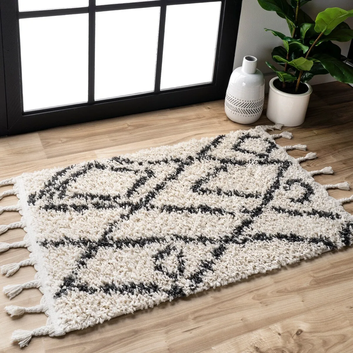 Nuloom Abstract Soft and Plush Moroccan Diamond Shag Tassel Rug