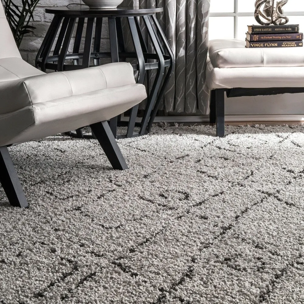 Nuloom Abstract Soft and Plush Moroccan Diamond Shag Tassel Rug