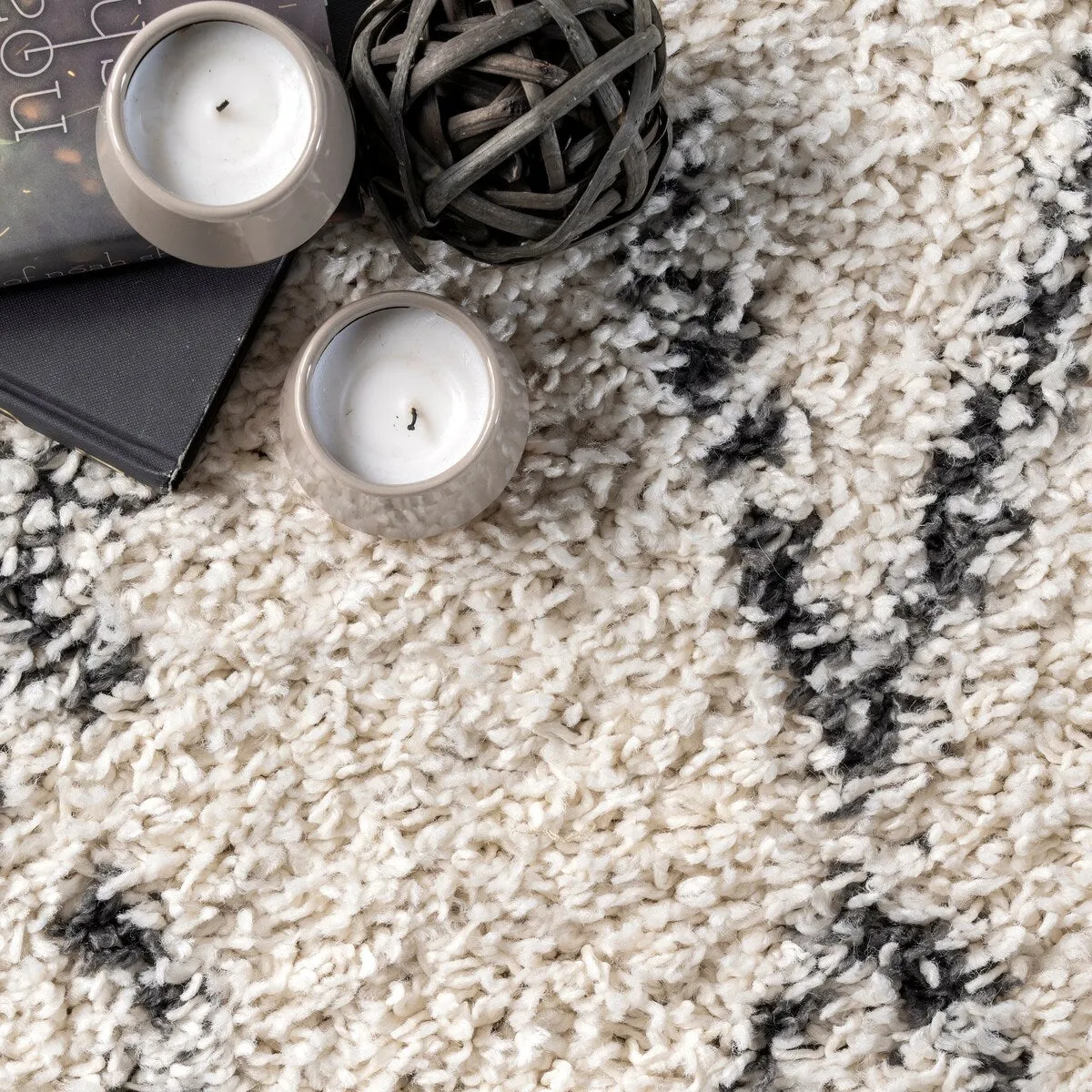 Nuloom Abstract Soft and Plush Moroccan Diamond Shag Tassel Rug