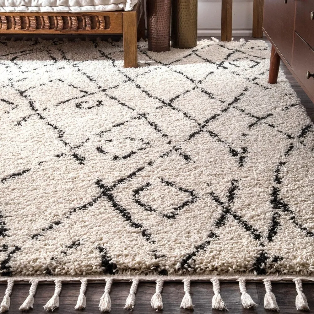 Nuloom Abstract Soft and Plush Moroccan Diamond Shag Tassel Rug