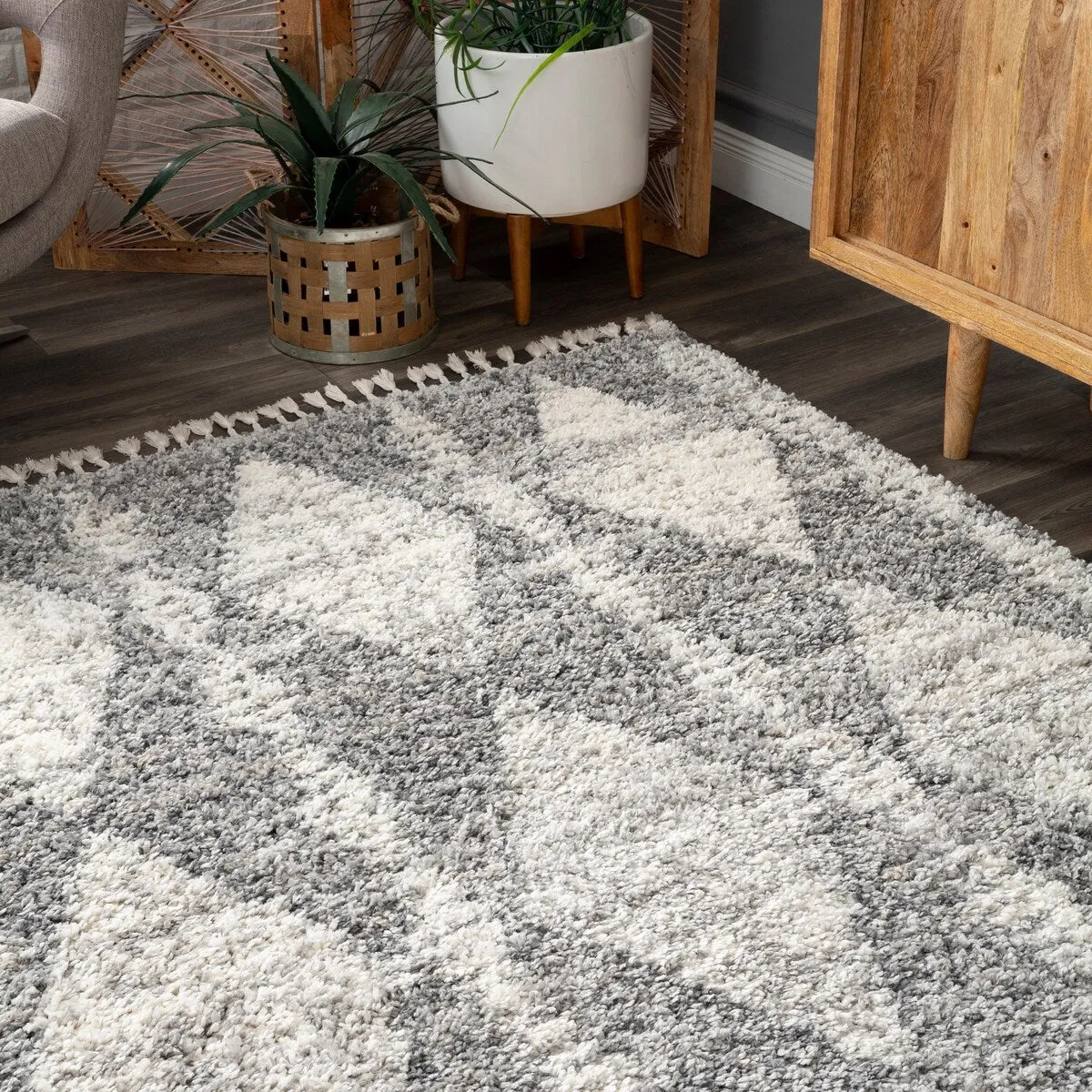 Nuloom Freddie Diamond Banded Contemporary Area Rug with Tassel