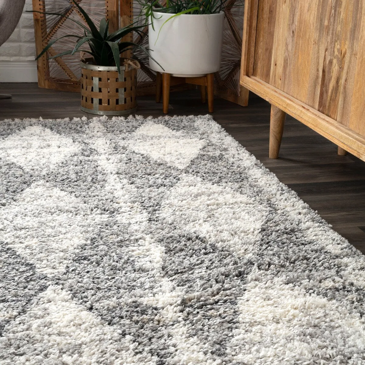 Nuloom Freddie Diamond Banded Contemporary Area Rug with Tassel
