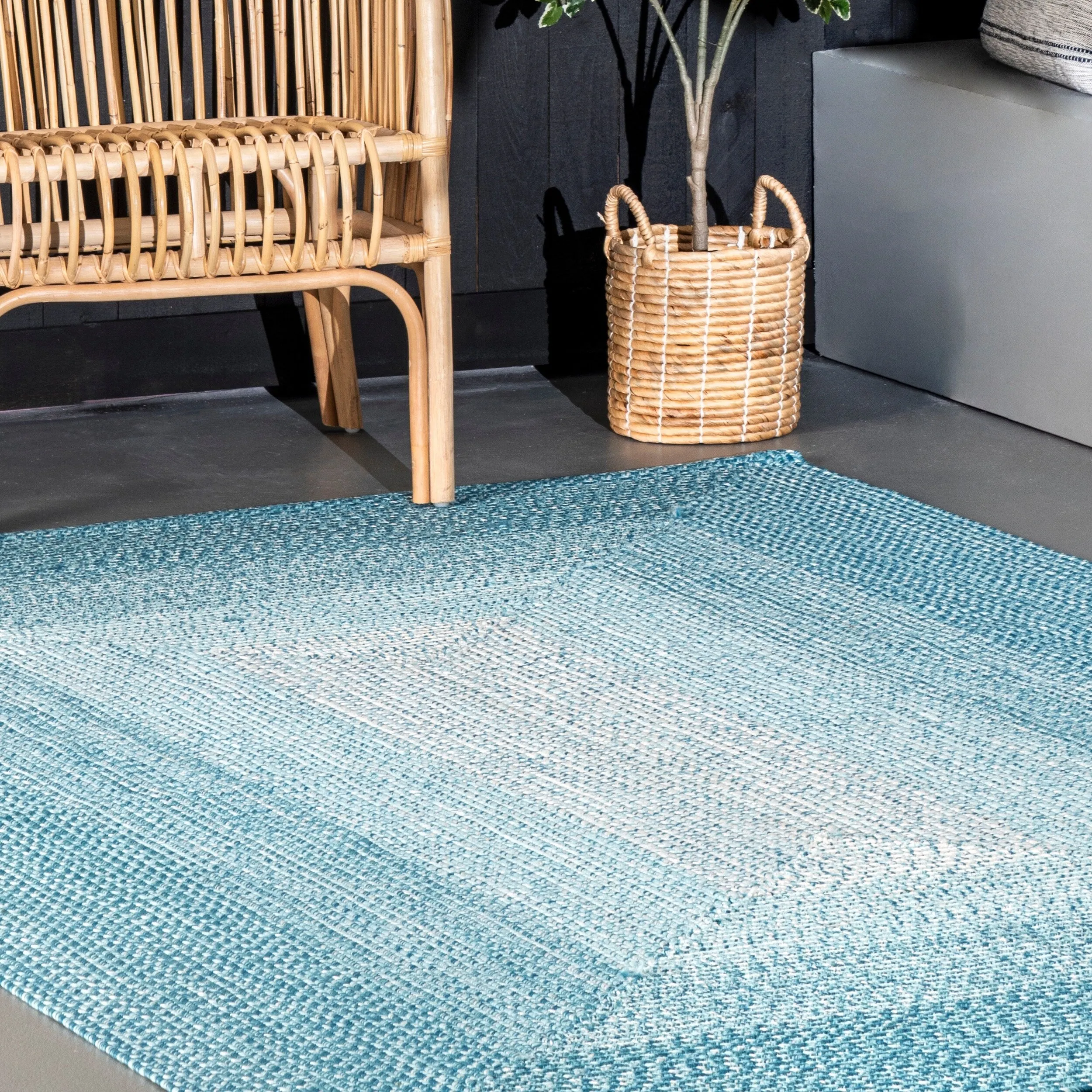 Nuloom Jayda Braided Ombre Indoor/Outdoor Area Rug