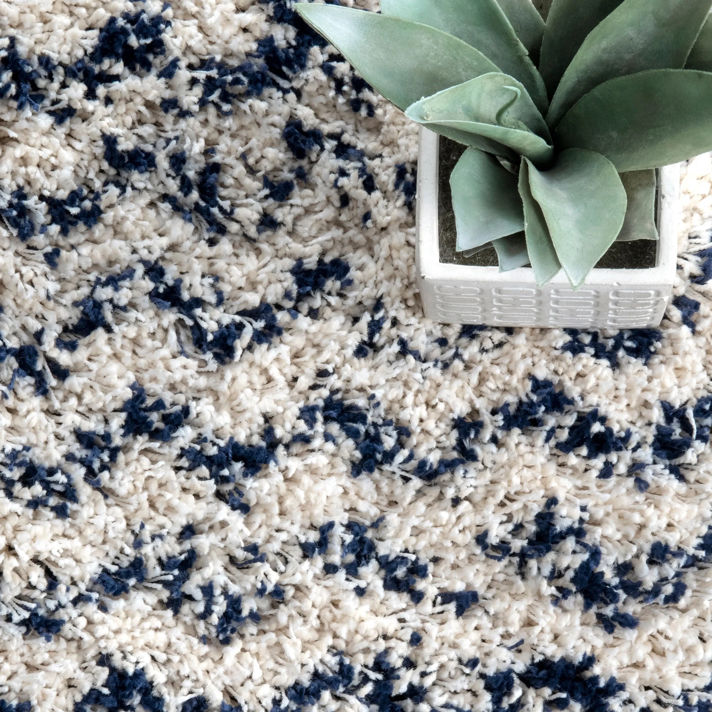 Nuloom Mia Contemporary Chevron Shag Area Rug