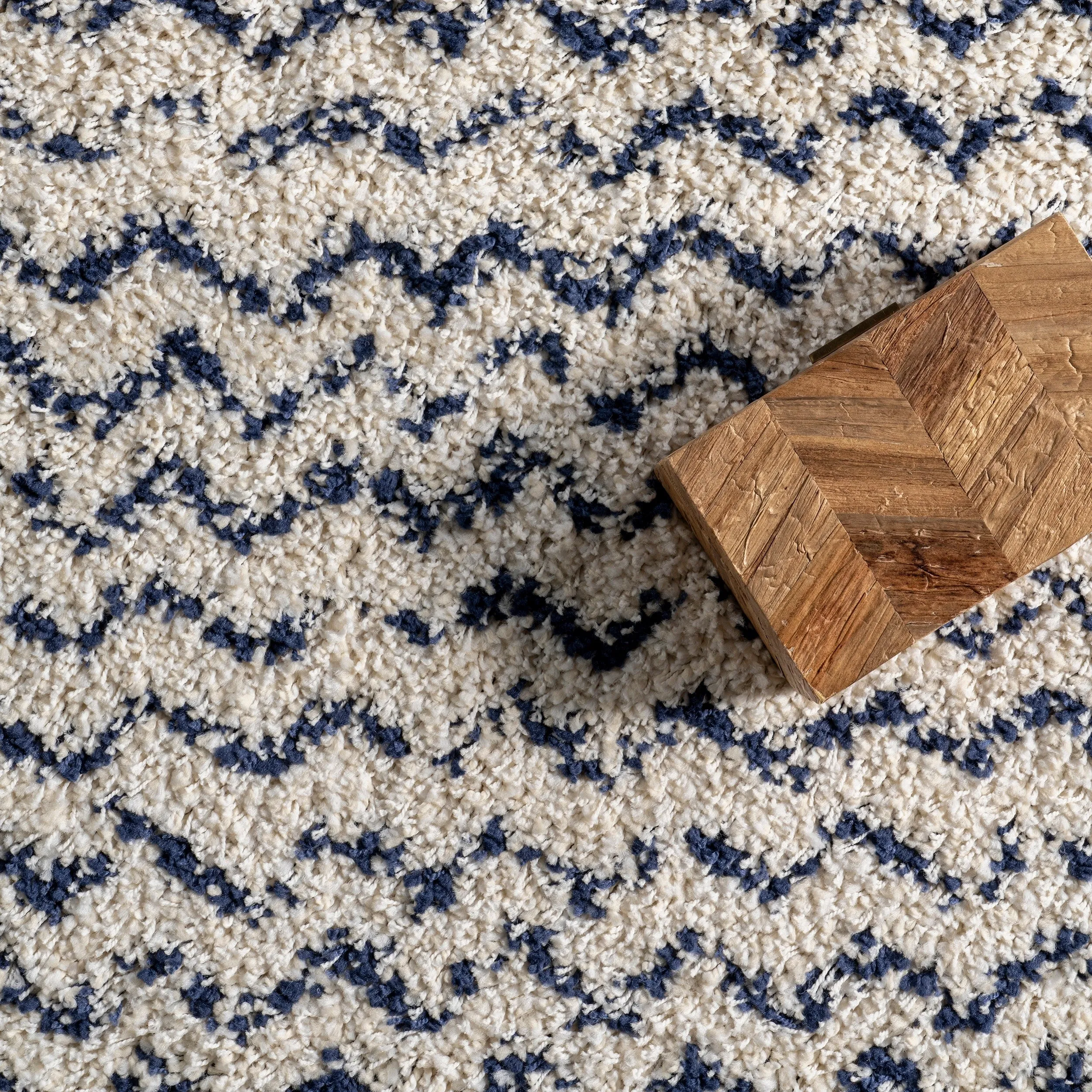 Nuloom Mia Contemporary Chevron Shag Area Rug