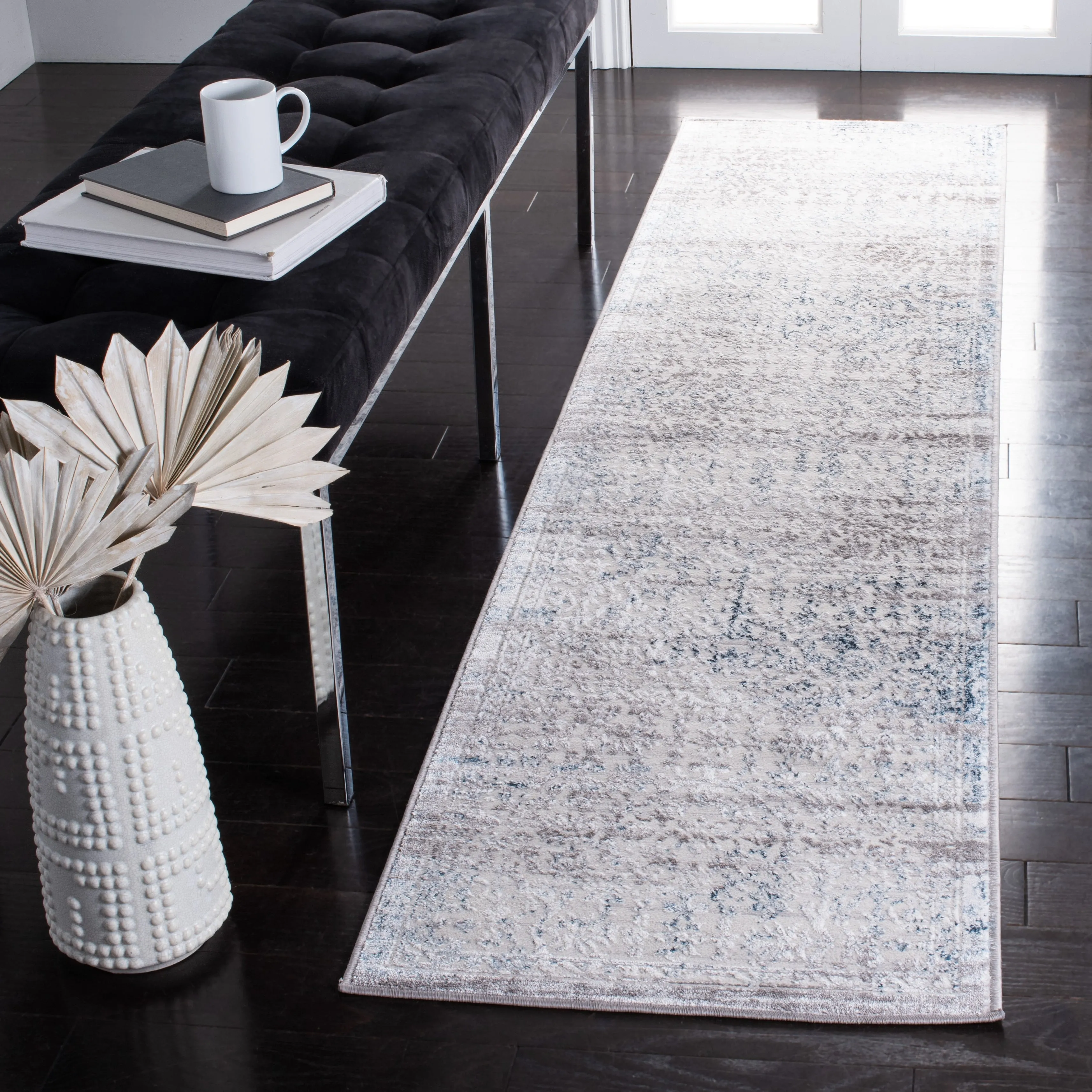 SAFAVIEH Amelia Guenievre Abstract Distressed Rug